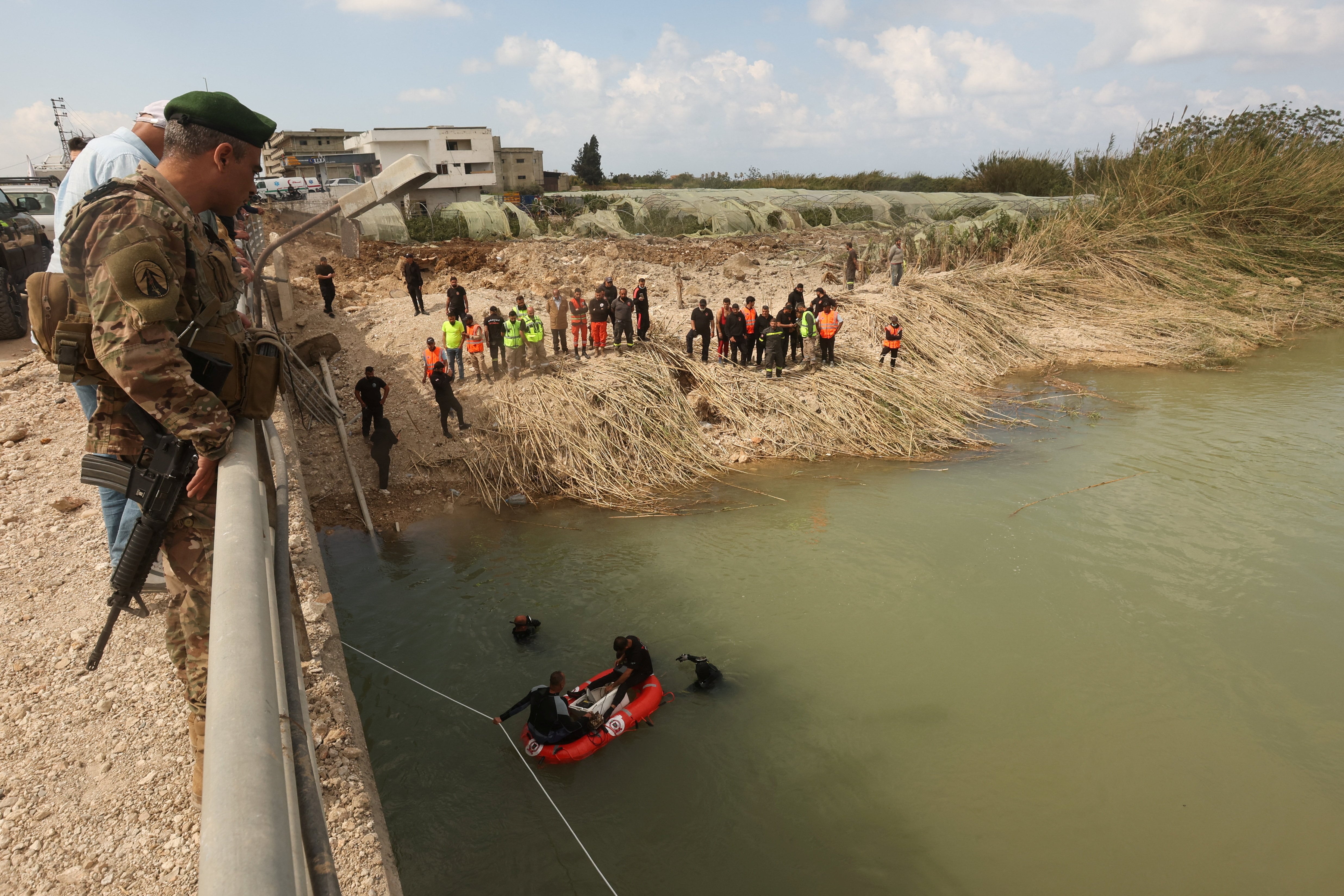 Un miembro del ejército libanés observa a los rescatistas que buscan víctimas de la guerra entre Hezbollah e Israel (REUTERS/Aziz Taher)