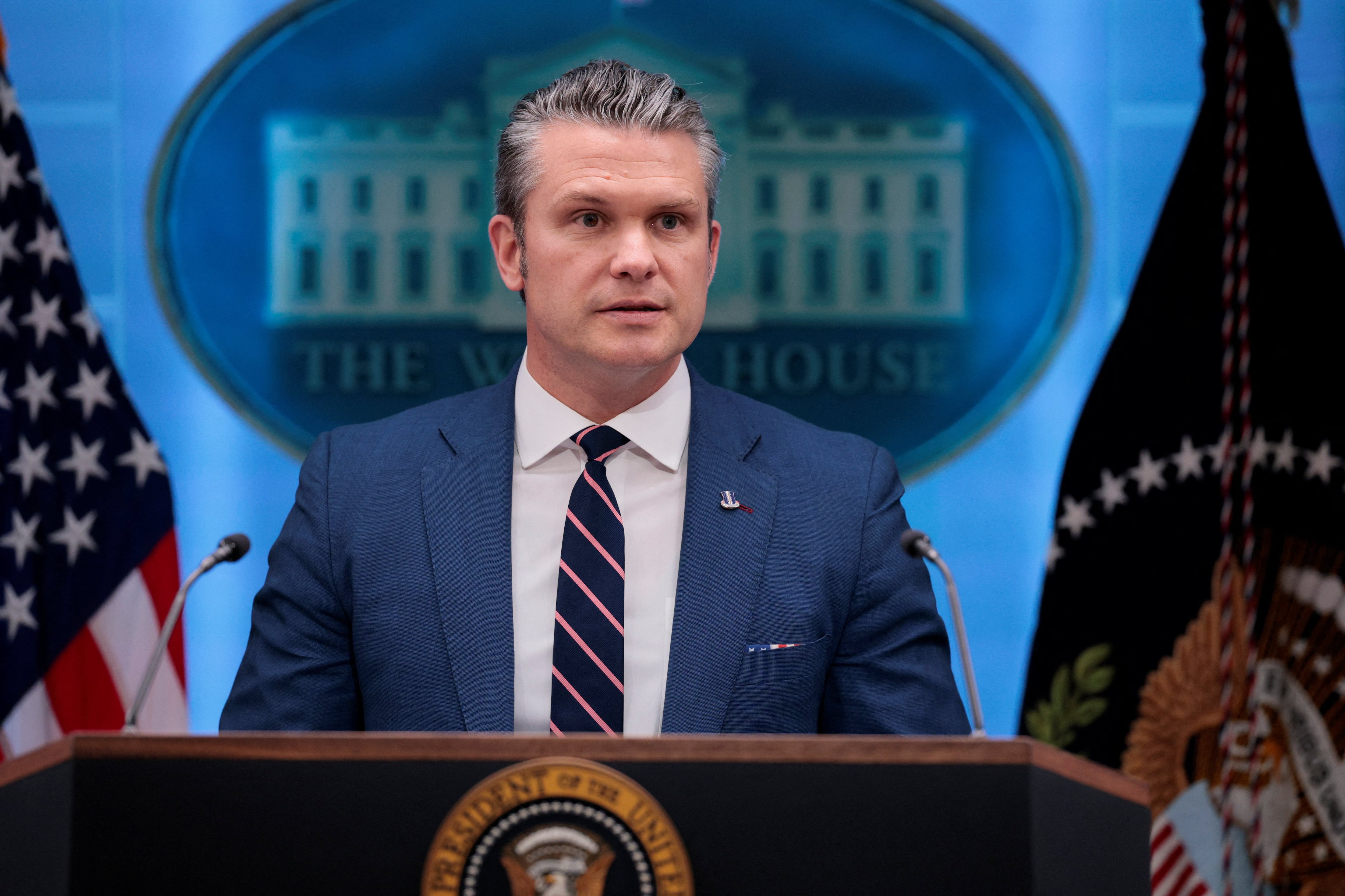 El secretario de Guerra de Estados Unidos, Pete Hegseth, habla durante una conferencia de prensa con el presidente de Estados Unidos, Donald Trump (no aparece en la imagen), en la sala de prensa James S. Brady de la Casa Blanca en Washington, D.C., Estados Unidos, el 6 de abril de 2026 (REUTERS/Evan Vucci)