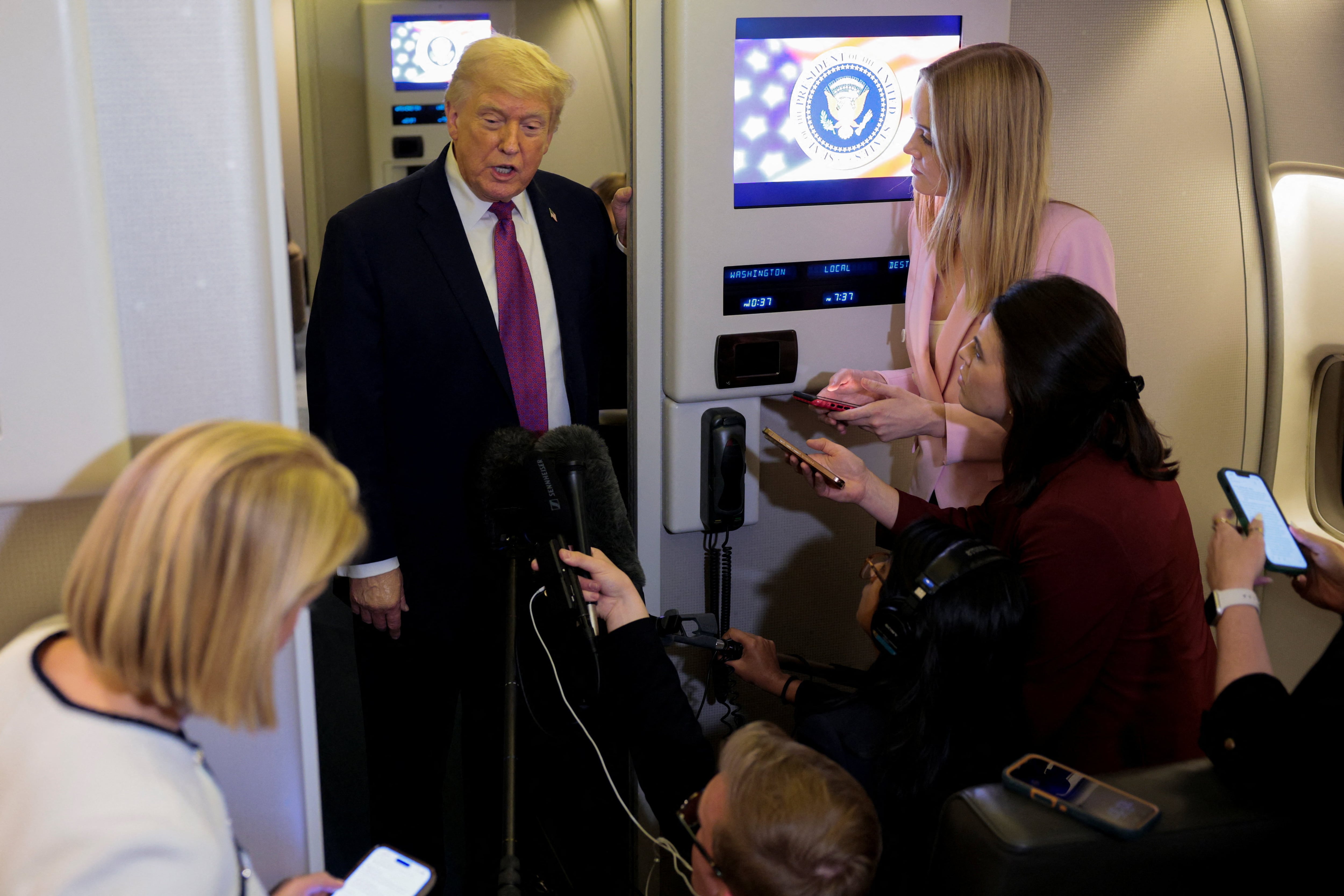 El presidente de Estados Unidos, Donald Trump, habla con miembros de los medios de comunicación a bordo del Air Force One en ruta a la Base Conjunta Andrews, Maryland, EE. UU., el 17 de abril de 2026 (REUTERS/Evan Vucci)