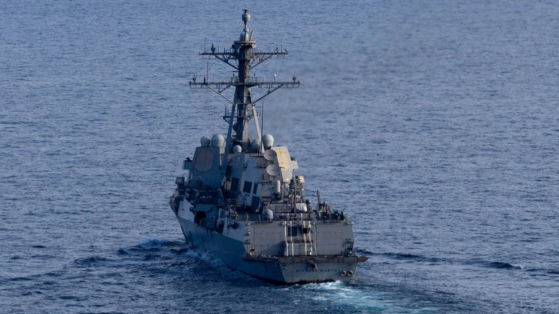 El destructor de misiles guiados USS Michael Murphy (DDG 112) patrulla el mar Arábigo (@CENTCOM)