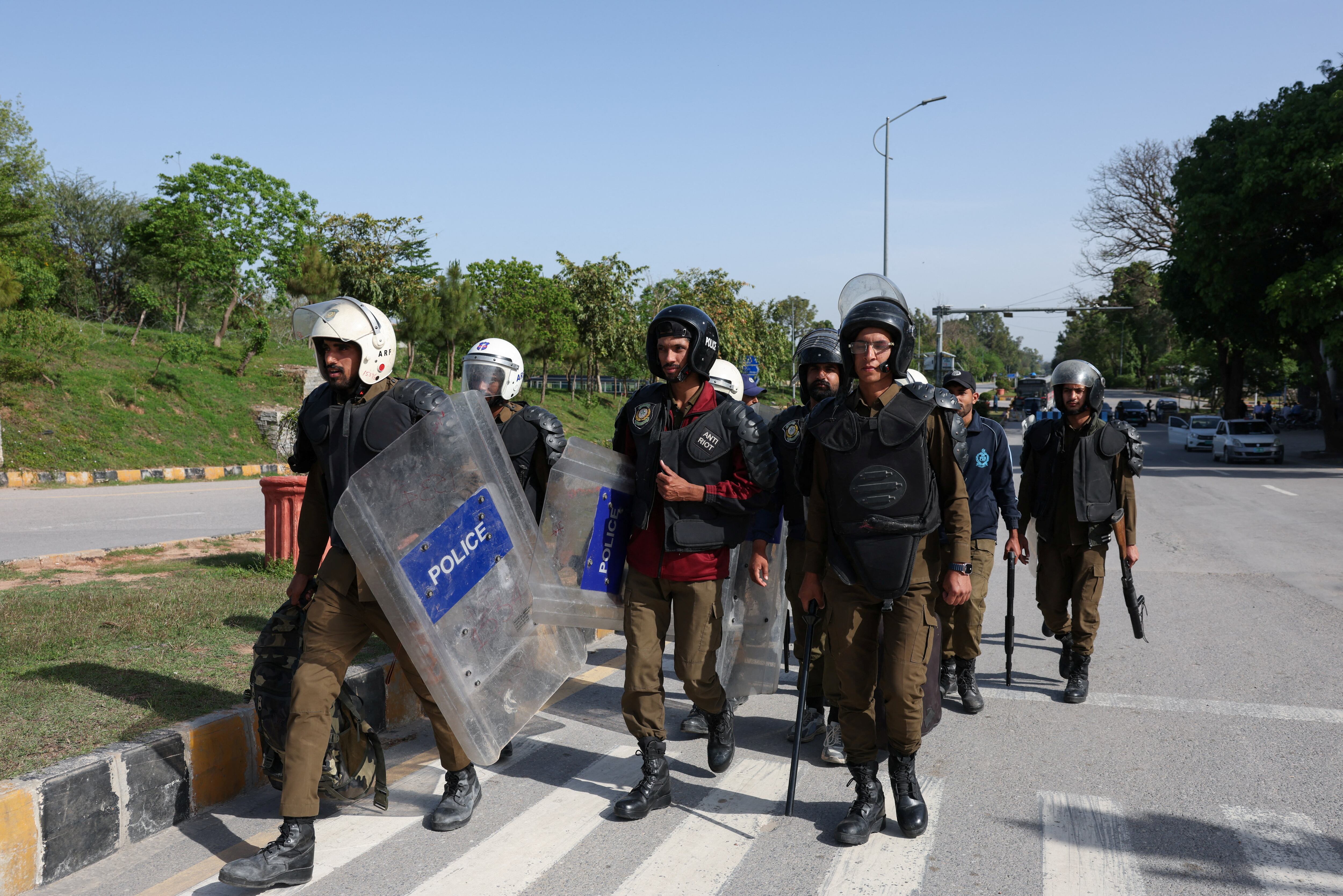 Agentes de policía equipados con material antidisturbios caminan por la zona de D Chowk, cerca de la residencia presidencial, mientras Pakistán se prepara para recibir a Estados Unidos e Irán para conversaciones de paz, en Islamabad (REUTERS/Akhtar Soomro)