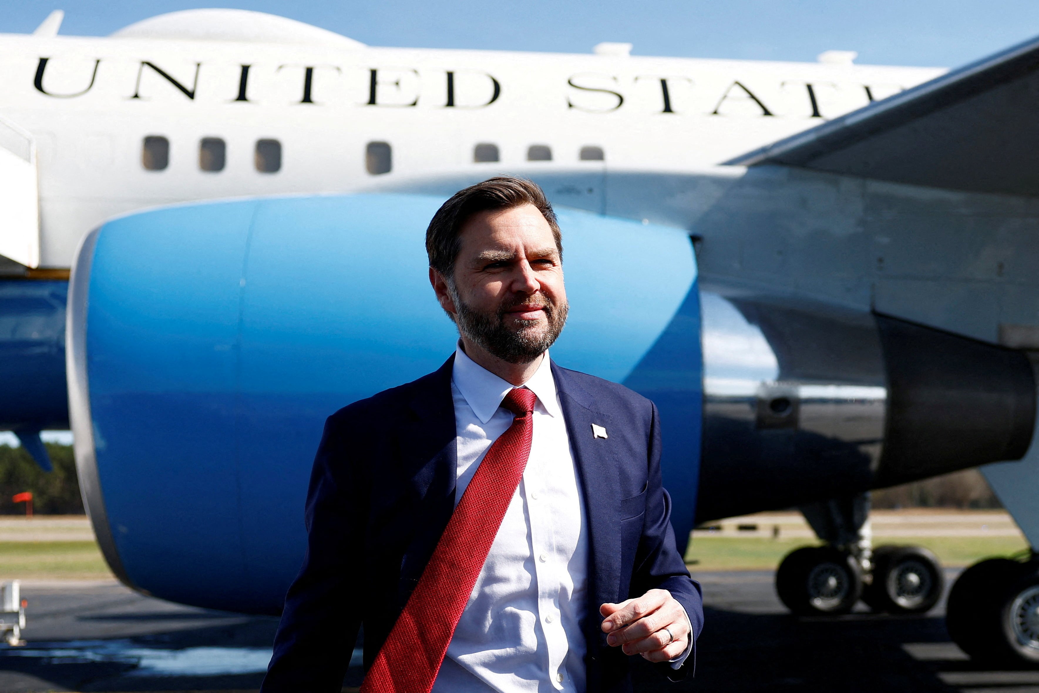 El vicepresidente de Estados Unidos, JD Vance, frente al Air Force Two (Kent Nishimura/REUTERS)