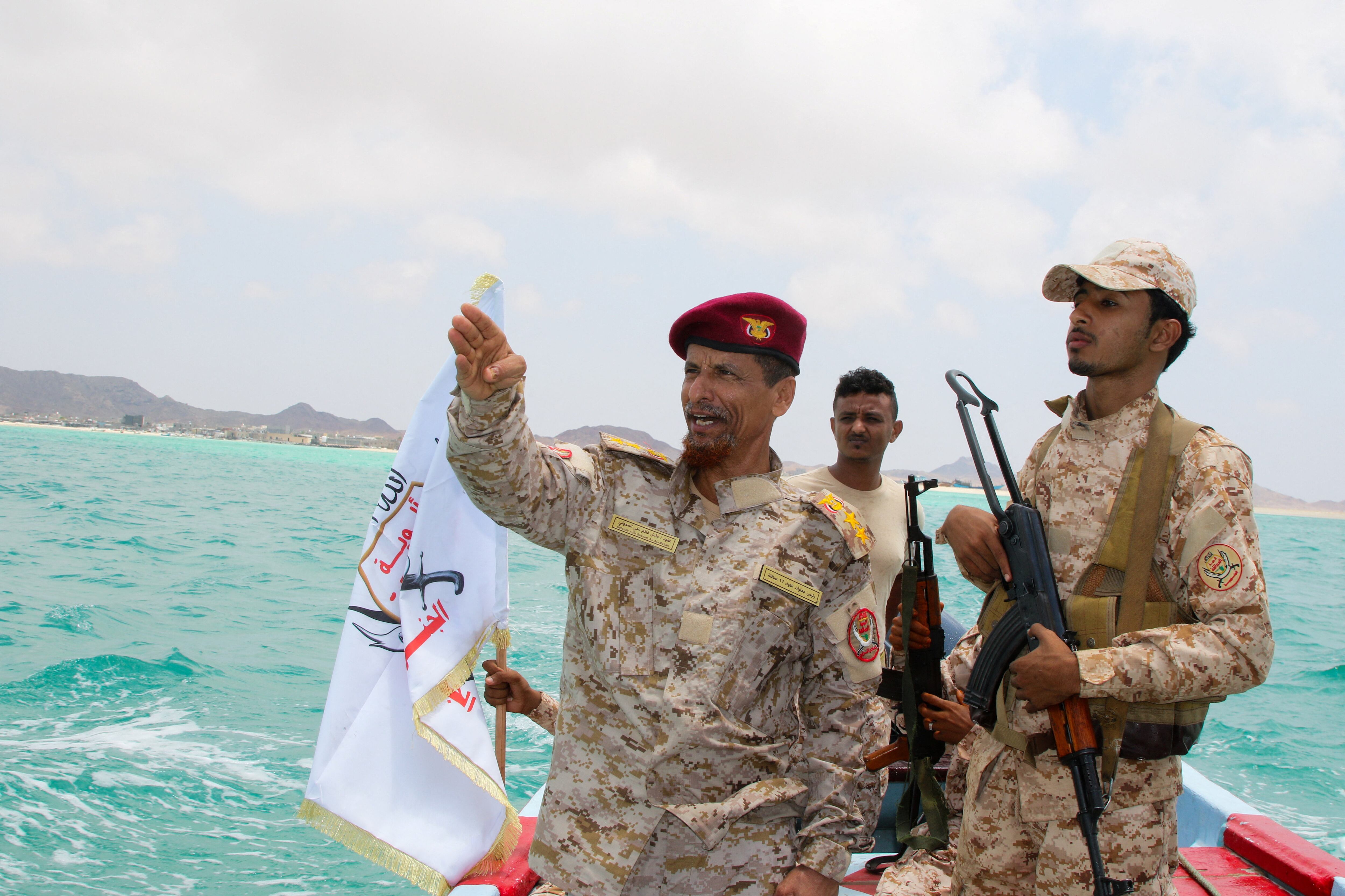 Un oficial del Ejército hutí hace un gesto mientras navega en un barco en Bab el-Mandeb, Yemen, el 2 de abril de 2026 (REUTERS)