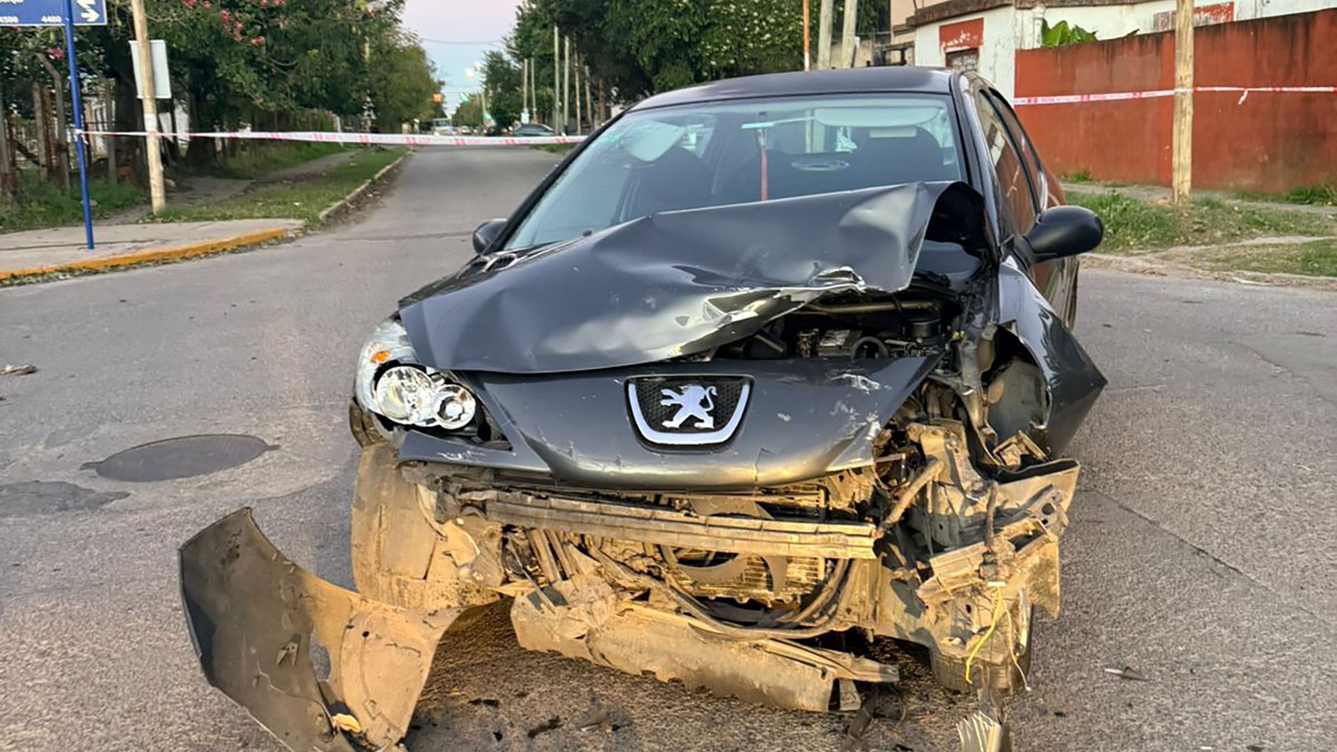 El Peugeot 307 en el que los delincuentes chocaron durante su intento de fuga. 