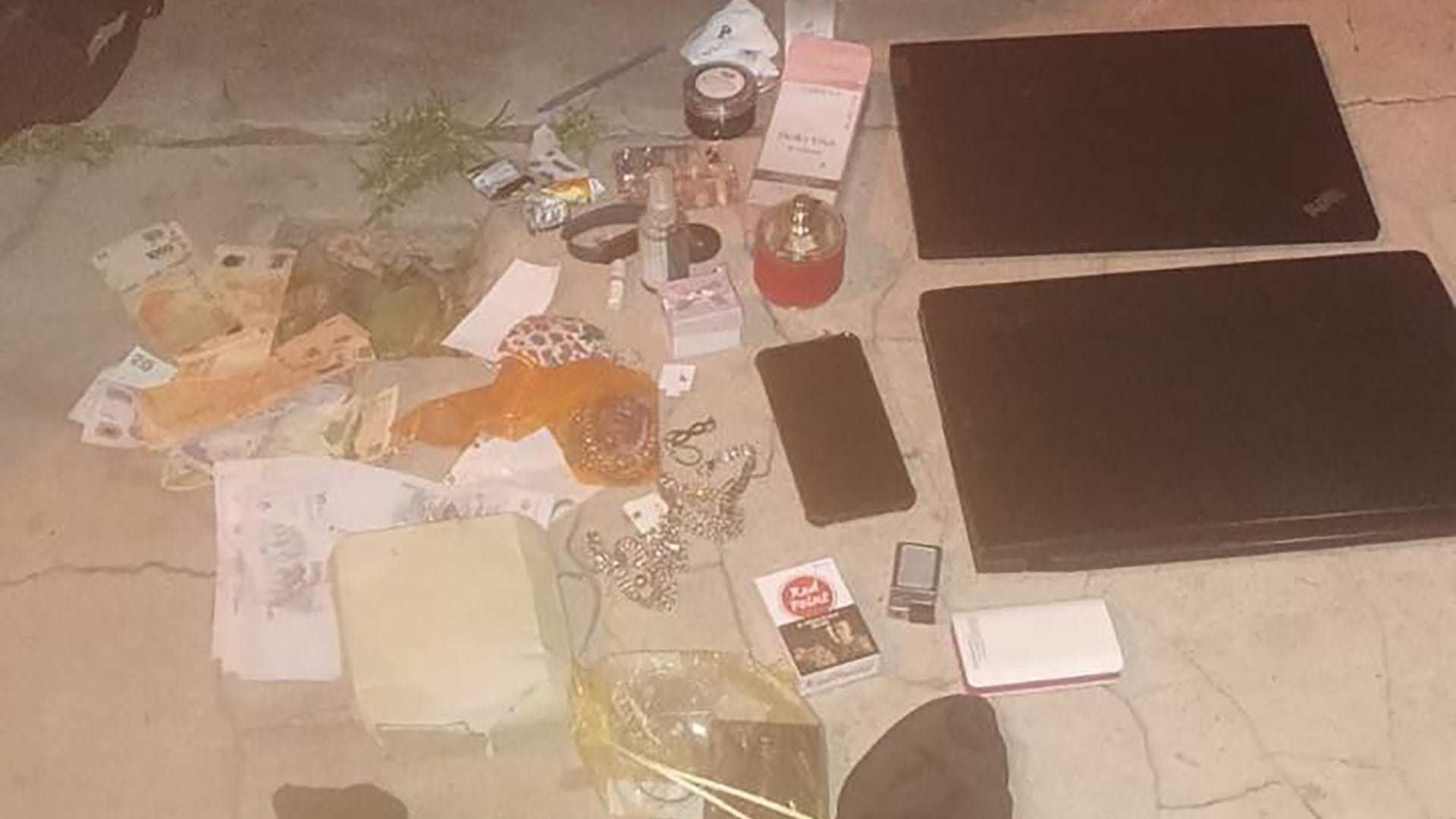 La Policía recuperó las pertenencias sustraídas a la víctima de la entradera. 