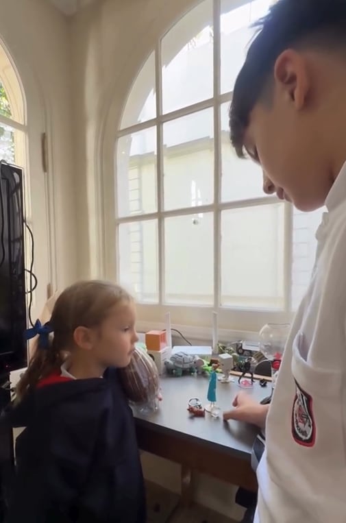 Benicio intentó convencer a su hermana menor de que le entregue su huevo a cambio de un par de juguetes, dos canicas y una trampa (Captura de video)