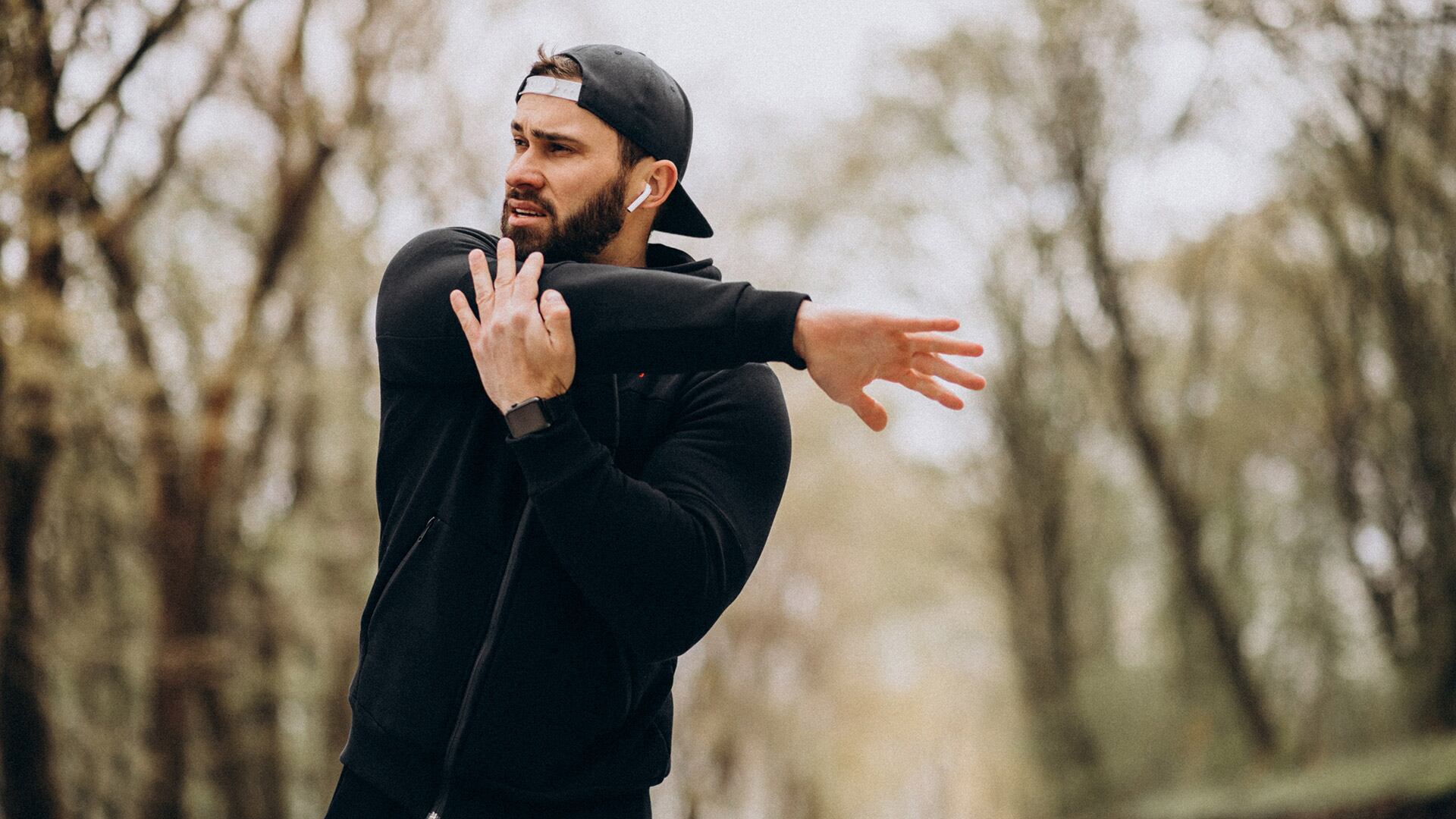 Expertos coinciden en que tanto la comida previa como la posterior al ejercicio influyen en el rendimiento y la recuperación muscular (Freepik)