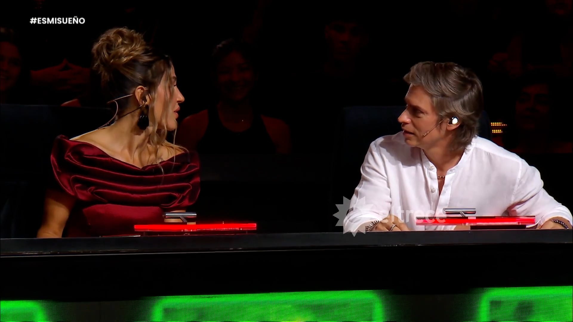 Durante una velada de alta tensión, el desconcierto lingüístico rompió el esquema habitual. Una palabra sorprende, los silencios dan paso a la risa y una promesa queda flotando en el aire