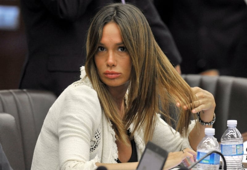 Nicole Minetti durante una sesión del consejo regional de Lombardía en Milán, cargo al que llegó sin trayectoria política previa, en una lista impulsada por Silvio Berlusconi. (REUTERS/Paolo Bona/Archivo)