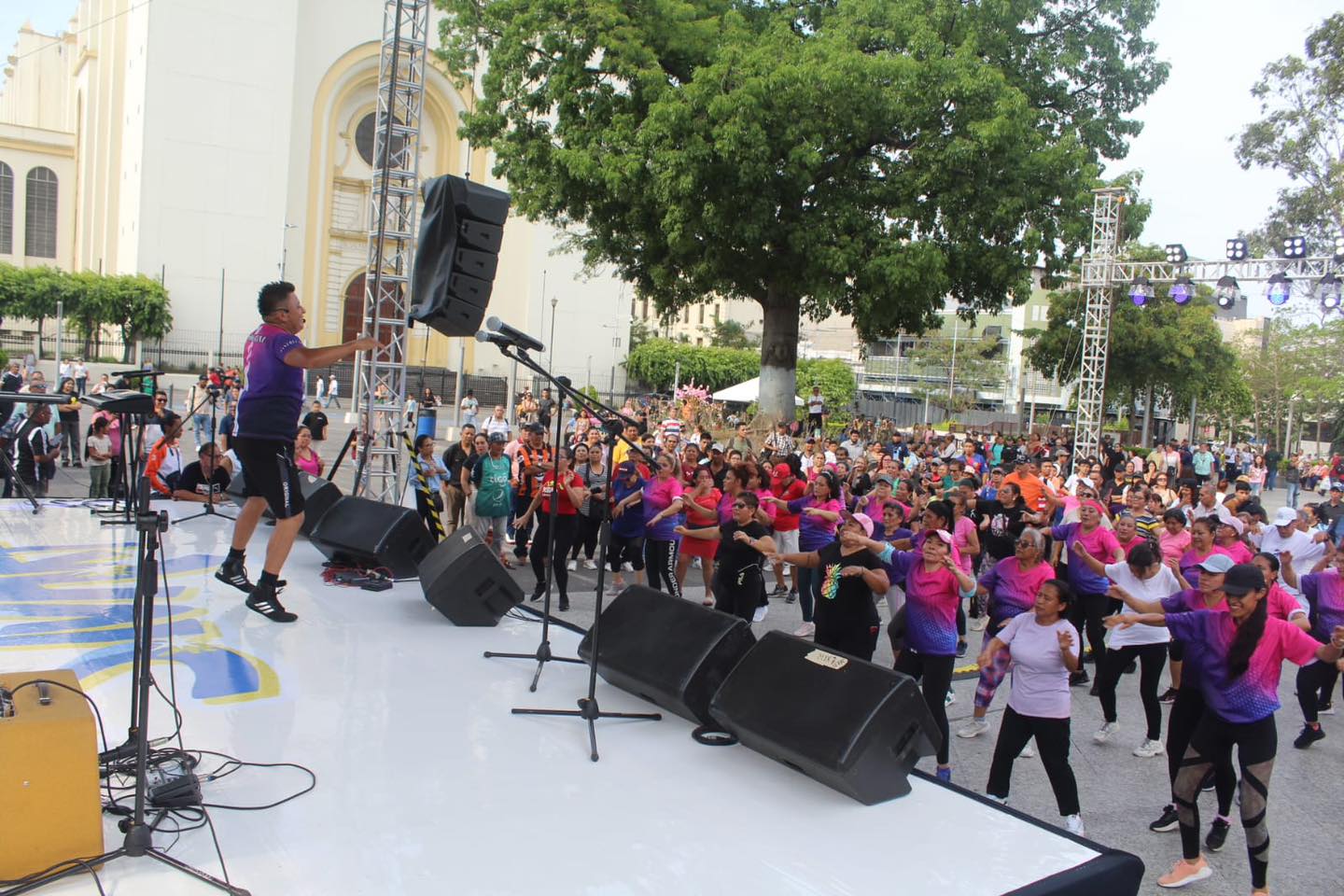 El SivArt inició con una mega clase de zumba en la Plaza Gerardo Barrios, donde participantes de todas las edades llenaron el espacio de energía y alegría.(Cortesía: Secretaría San Salvador)