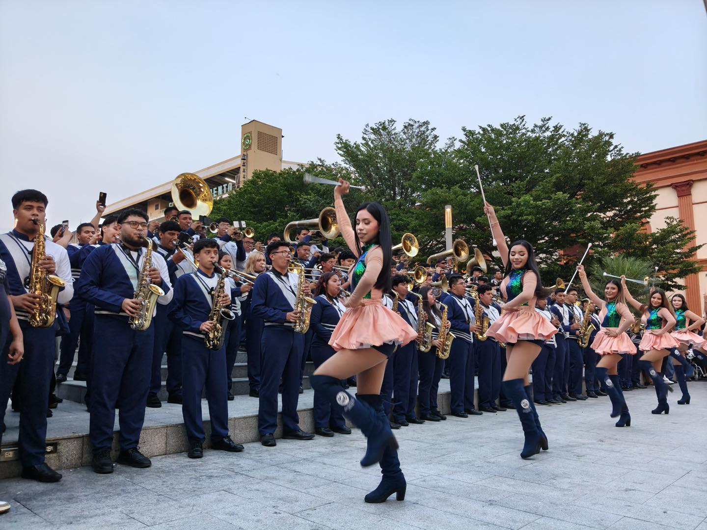La Banda Bicentenario ofreció una presentación en la Plaza Morazán, donde sus jóvenes músicos demostraron su talento ante el público asistente.(Cortesía: Secretaría de Cultura San Salvador)