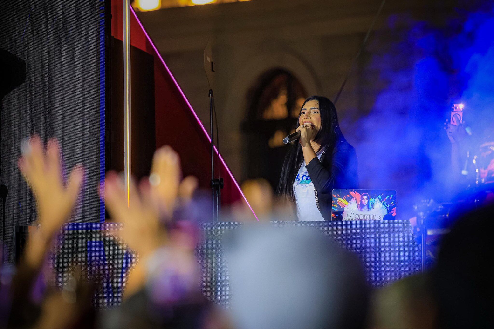 La DJ Madeline Guardado animó la noche con su música en la plaza Gerardo Barrios, poniendo a bailar a los asistentes del SivArt. (Cortesía: Secretaría de Prensa)