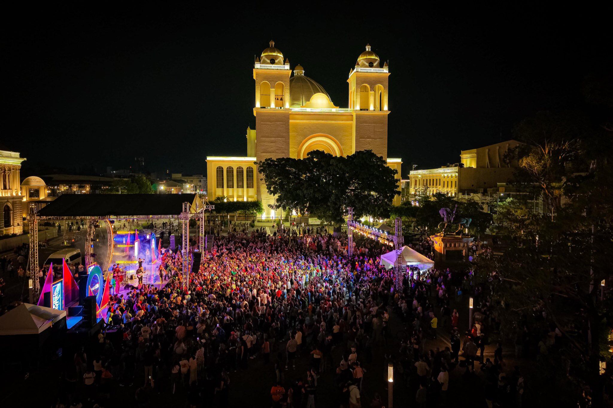 La noche llegó y el público acompañó con baile las canciones interpretadas por artistas nacionales en el escenario principal. (Cortesía: Secretaría de Prensa)