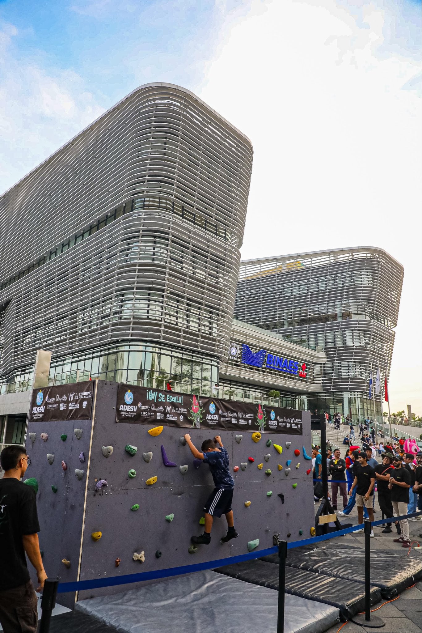 El muro de escalada instalado frente a la Biblioteca Nacional atrajo a jóvenes y niños, quienes aceptaron el reto deportivo como parte de la programación del SivArt. (Cortesía: Secretaría de Prensa)