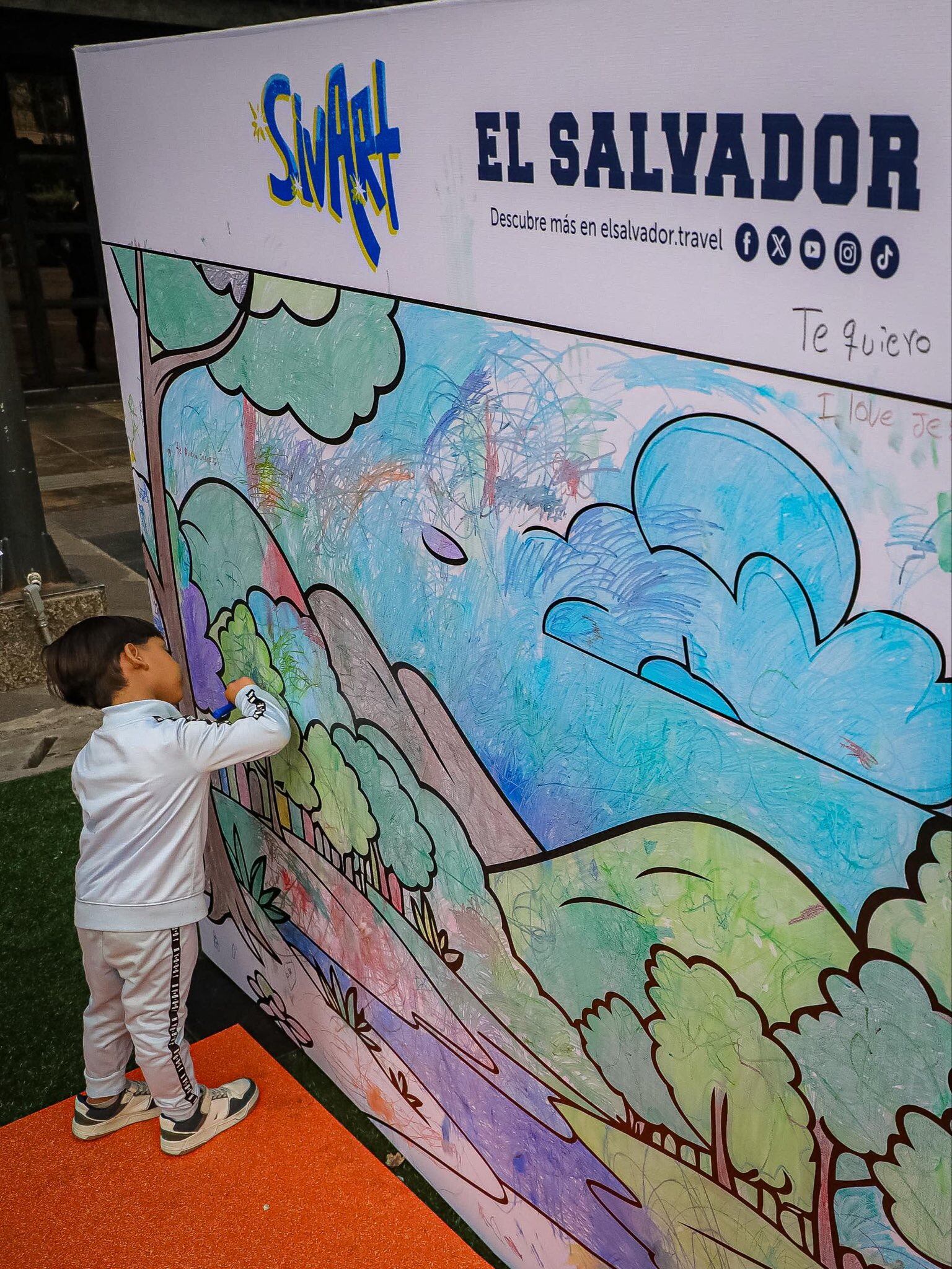 Un mural colaborativo sirvió como lienzo para que niños y niñas dejaran su huella artística durante el desarrollo del evento. (Cortesía: Secretaría de Prensa)
