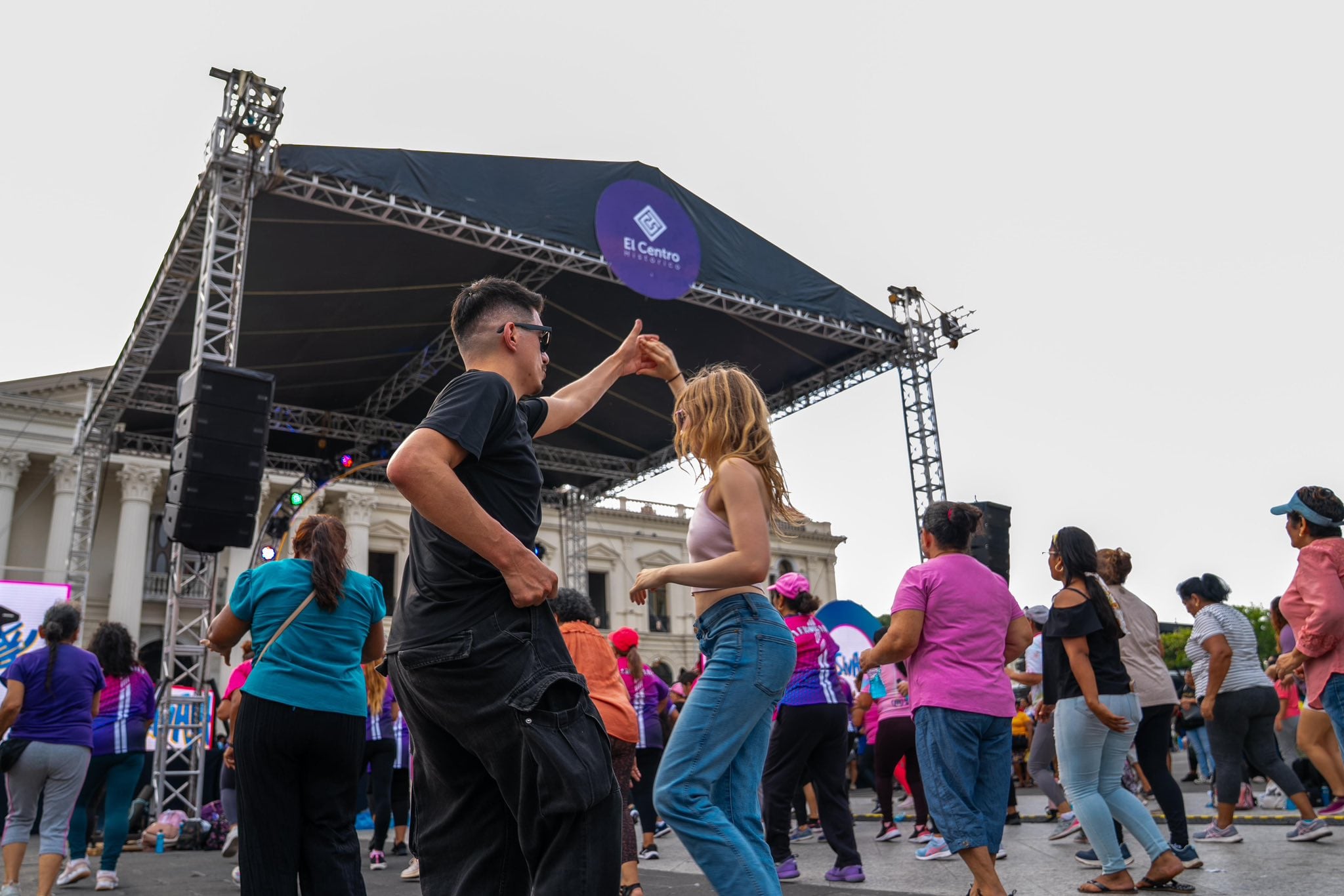 Asistentes bailaron al ritmo de la música durante el SivArt. (Cortesía: Secretaría de Prensa)