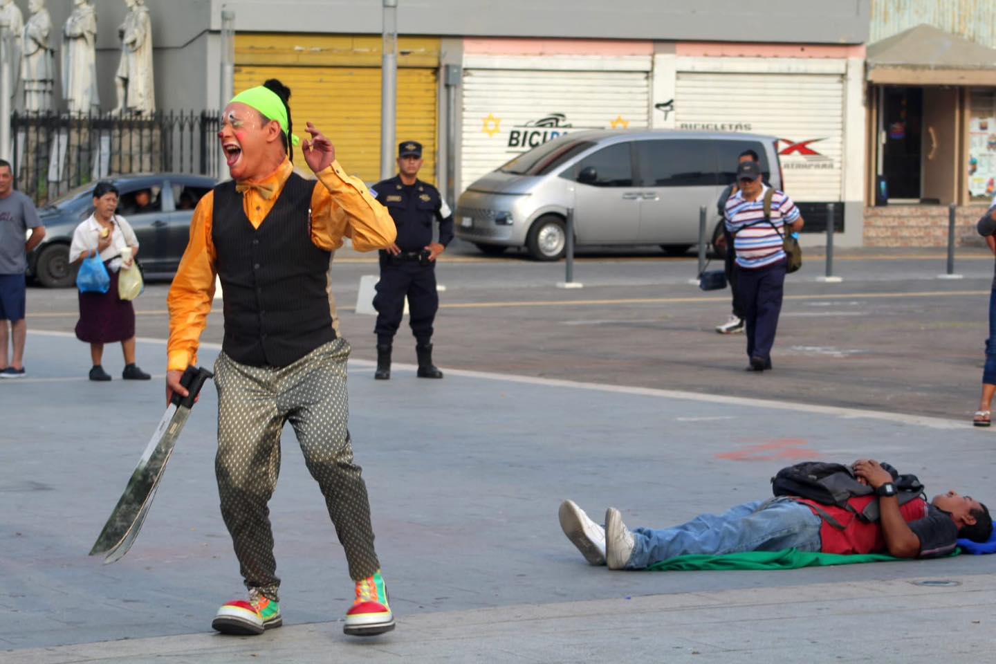 El payaso Rastin, durante su presentación en la Plaza Libertad, donde hizo reír a familias y niños como parte de las actividades del SivArt. (Cortesía: Secretaría de Cultura de San Salvador)