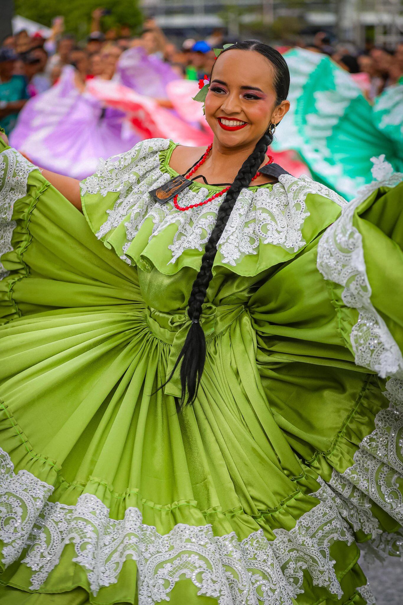 El Conjunto Folklórico Xilotepec se presentó en la plaza Gerardo Barrios, promoviendo la cultura y la identidad salvadoreña a través de la danza tradicional. (Cortesía: Secretaría de Prensa)