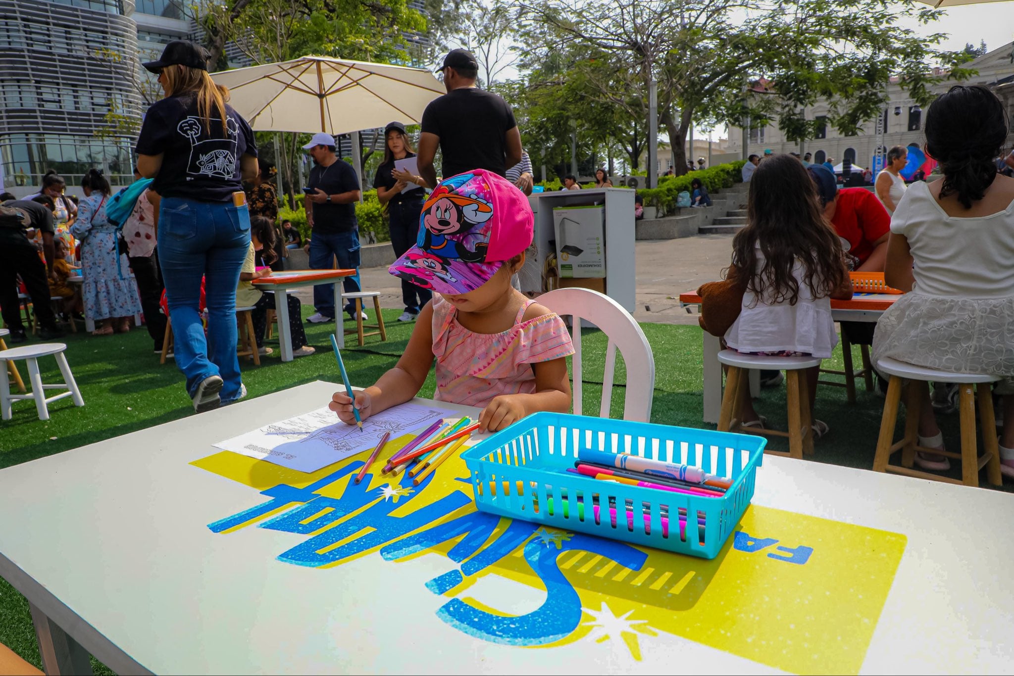 Las actividades infantiles de arte y coloreo permitieron que los más pequeños exploraran su imaginación en un entorno seguro y recreativo. (Cortesía: Secretaría de Prensa)