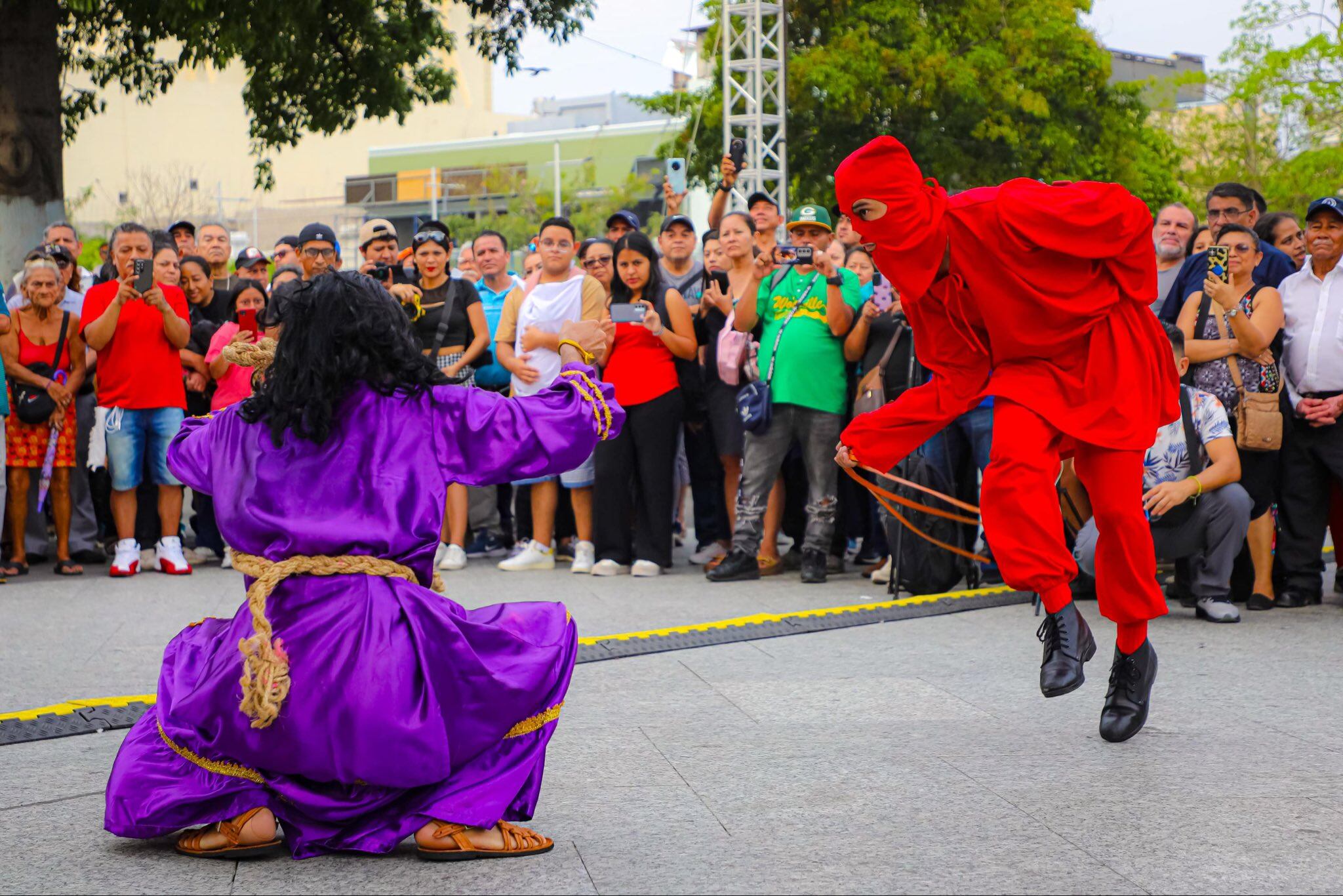 La presentación de los Talcigüines reunió a numerosas familias en la plaza Gerardo Barrios, reviviendo tradiciones salvadoreñas y promoviendo la identidad cultural. (Cortesía: Secretaría de Prensa)