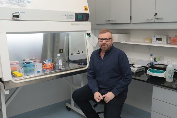 Gabriel Rabinovich inauguró en Barcelona un gran centro de inmunología, acompañado por el rey de España