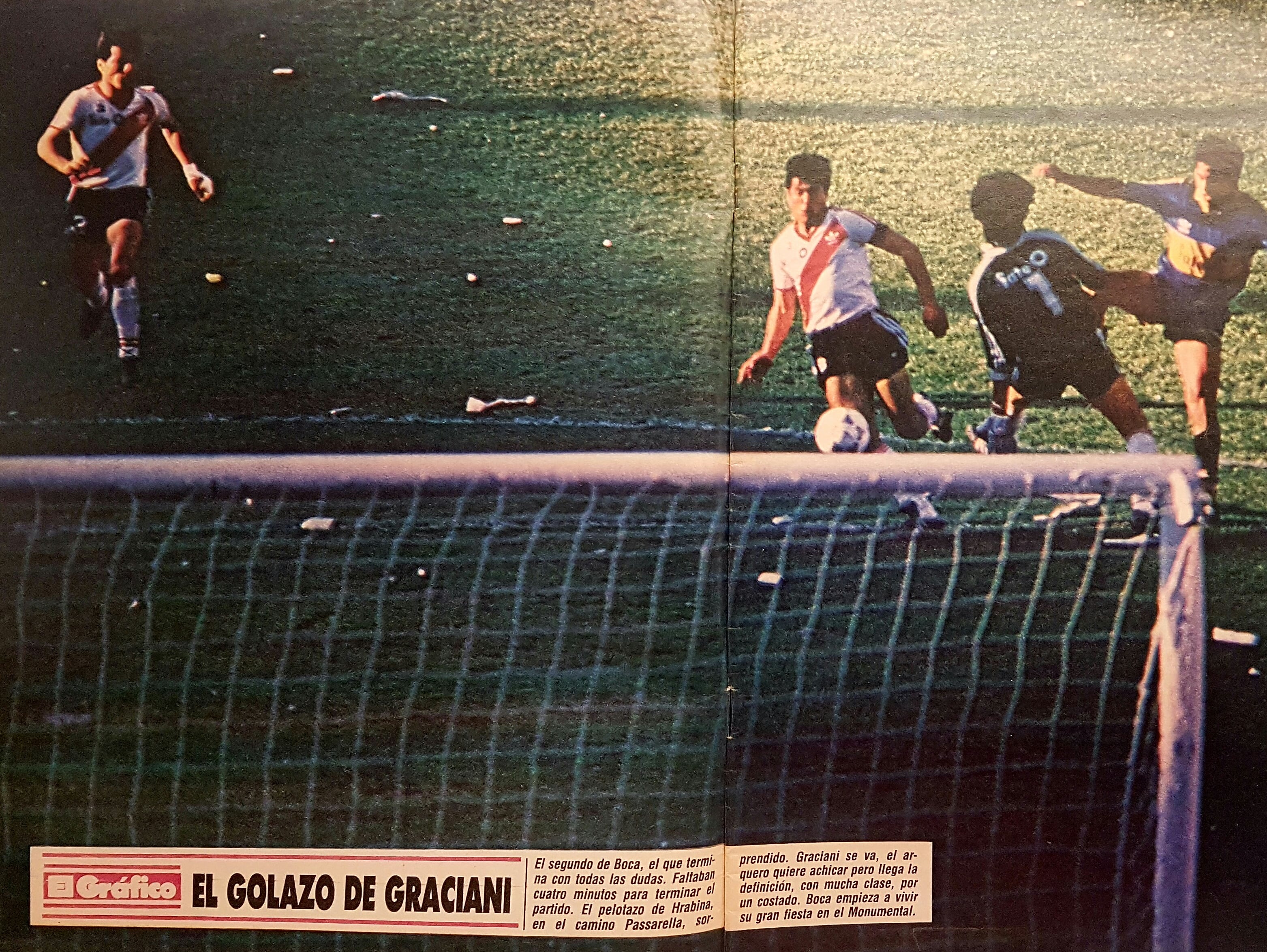 Alfredo Graciani convierte el segundo gol de la victoria de Boca 2-0 por la segunda fecha del torneo 1988/89. Había una enorme expectativa por los grandes refuerzos que tenían ambos equipos