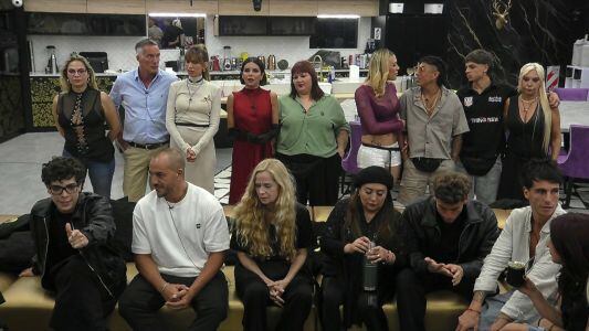 Los participantes de Gran Hermano se reúnen con expectación y nerviosismo para escuchar el anuncio de los nominados a la eliminación.