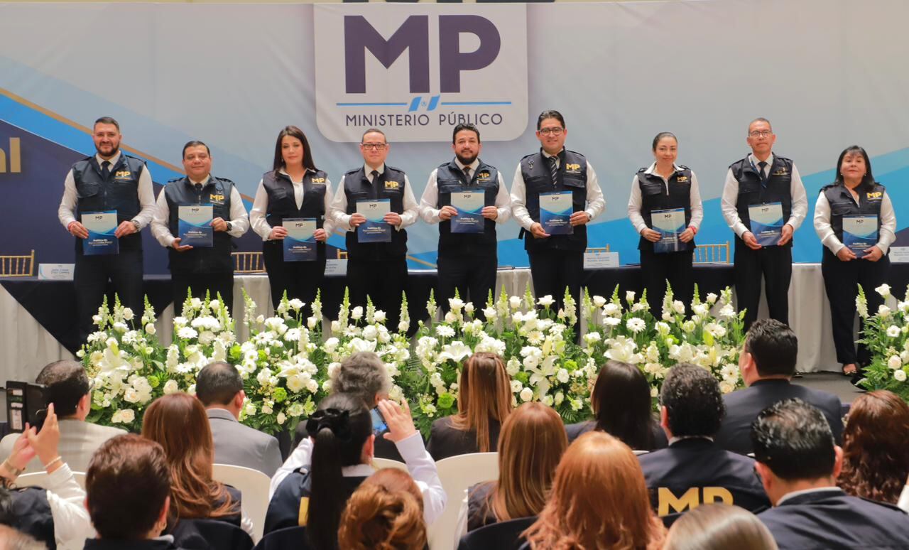 Fiscales regionales y autoridades del Ministerio Público expresaron su compromiso con la aplicación de la nueva política para fortalecer la respuesta ante el crimen. (Cortesía: Ministerio Público de Guatemala)