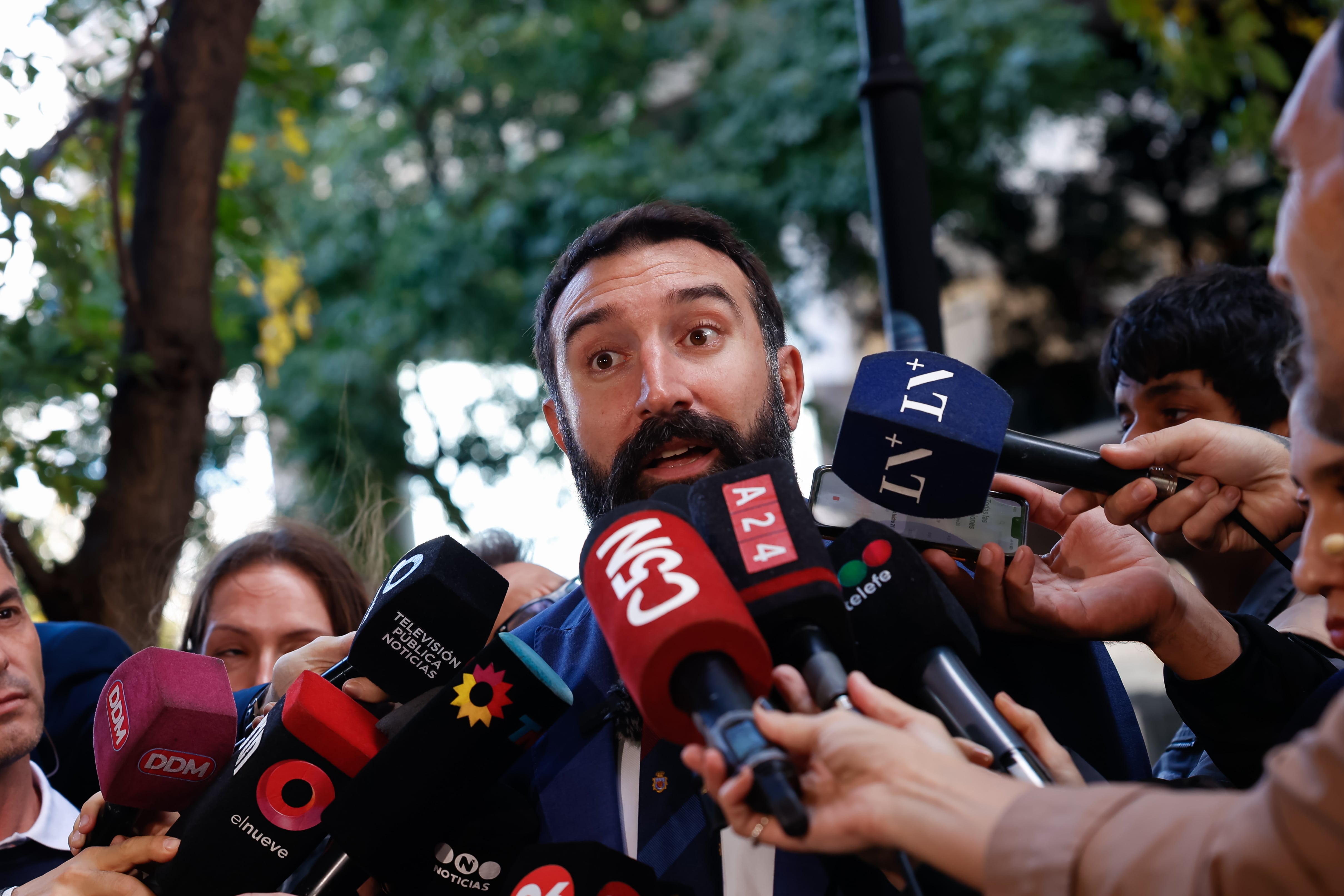 Francisco Oneto con periodistas