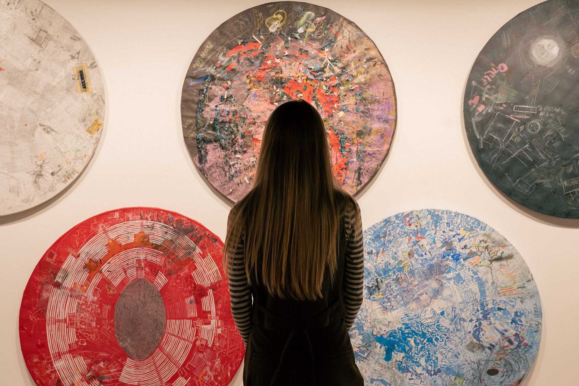 La exhibición incluye piezas cedidas por la colección Paul G. Allen junto a otras que el artista tenía en su taller 