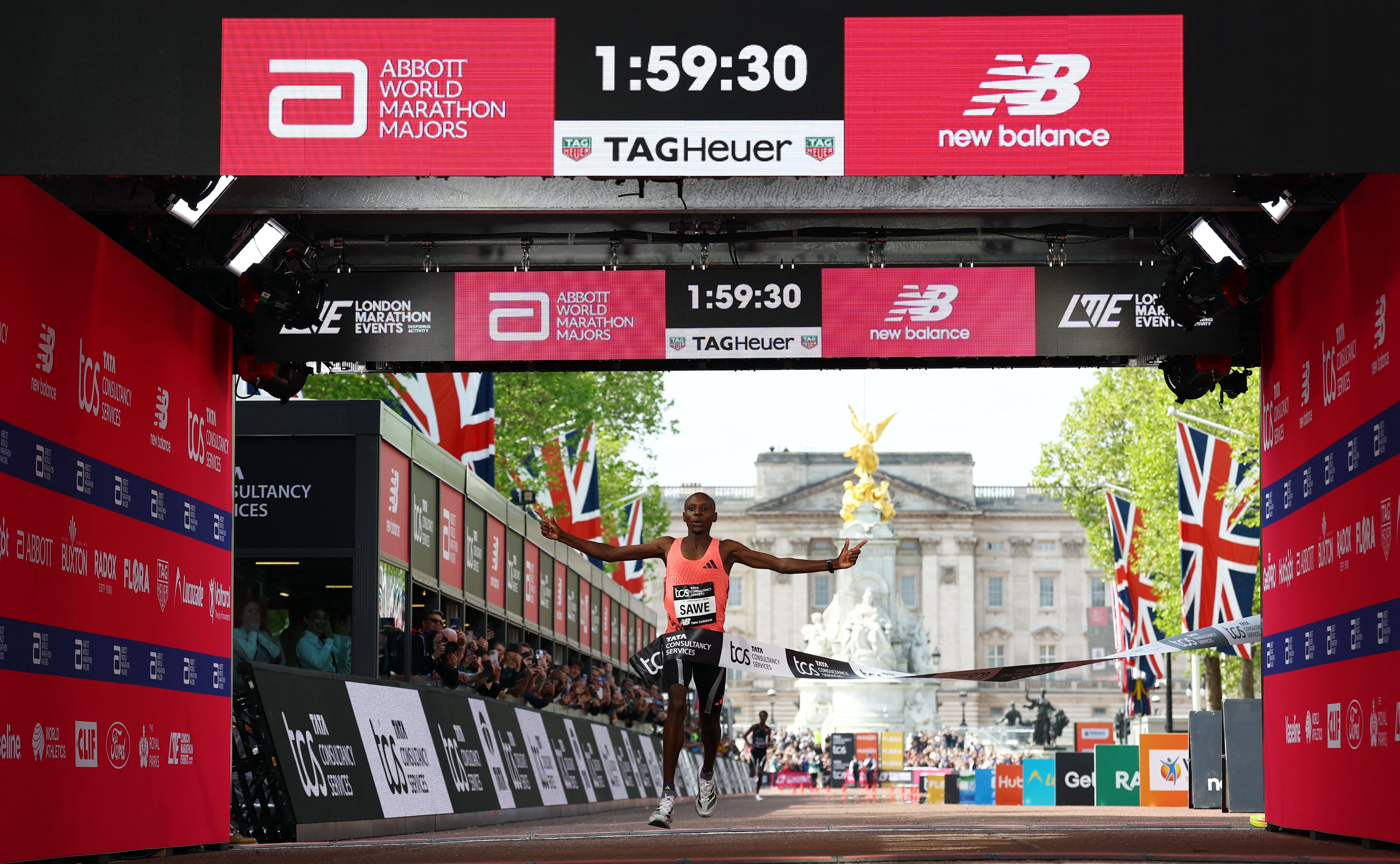 Sabastian Sawe cruzó la meta y ganó el Maratón de Londres con nuevo récord mundial (REUTERS/Matthew Childs)
