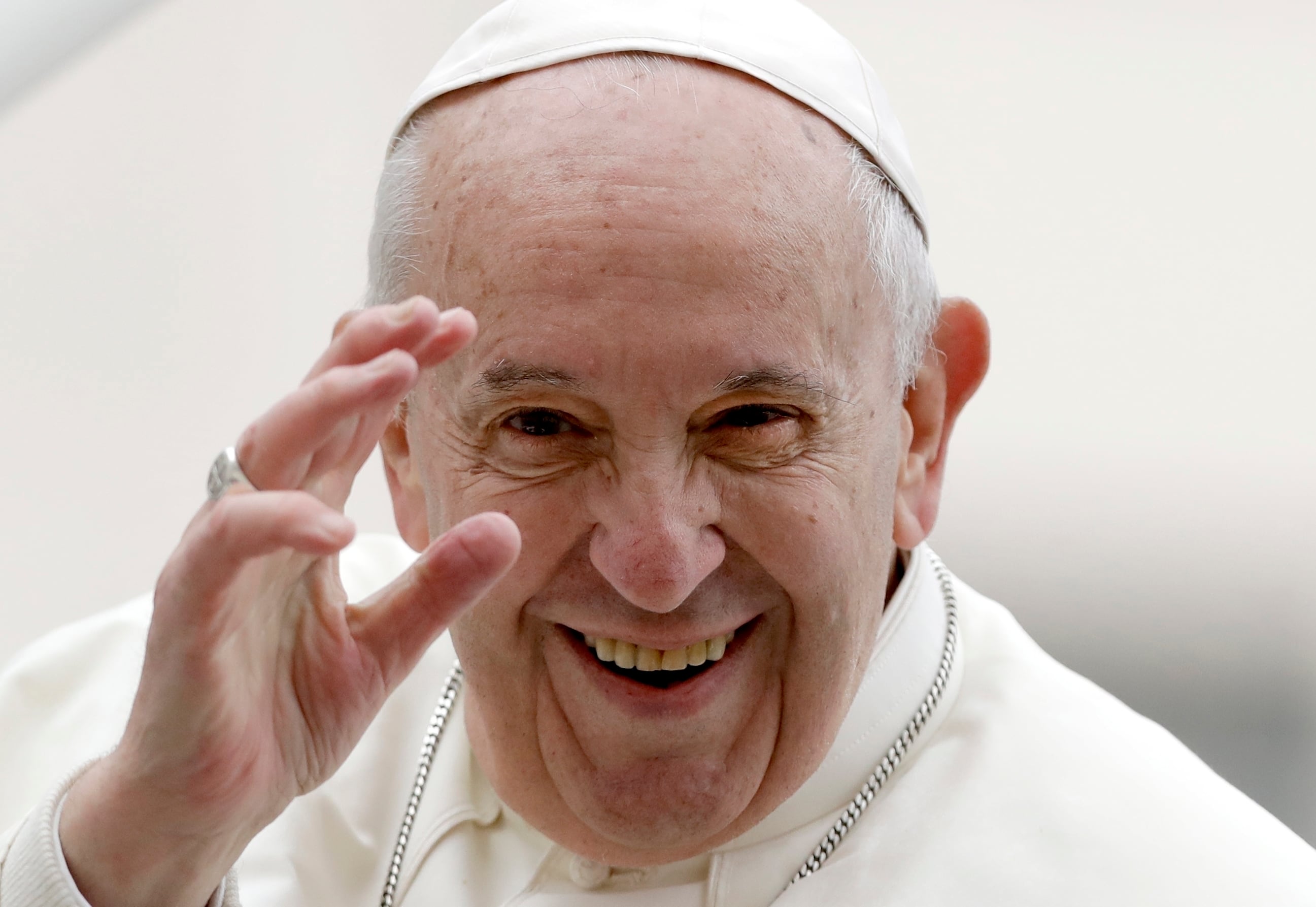 ARCHIVO - El papa Francisco durante una audiencia general semanal en la Plaza de San Pedro, el 15 de mayo de 2019, en el Vaticano. (AP Foto/Andrew Medichini, archivo)