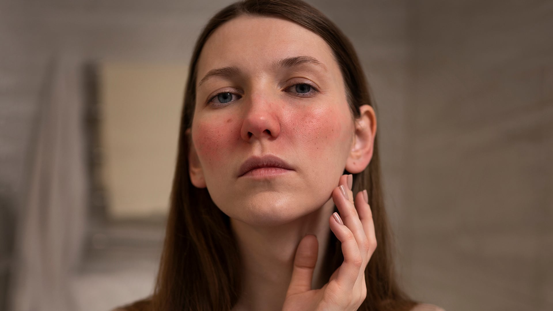 La inflamación crónica causa deterioro en la estructura y función cutánea, facilitando arrugas, manchas y mayor predisposición a alergias (Freepik)