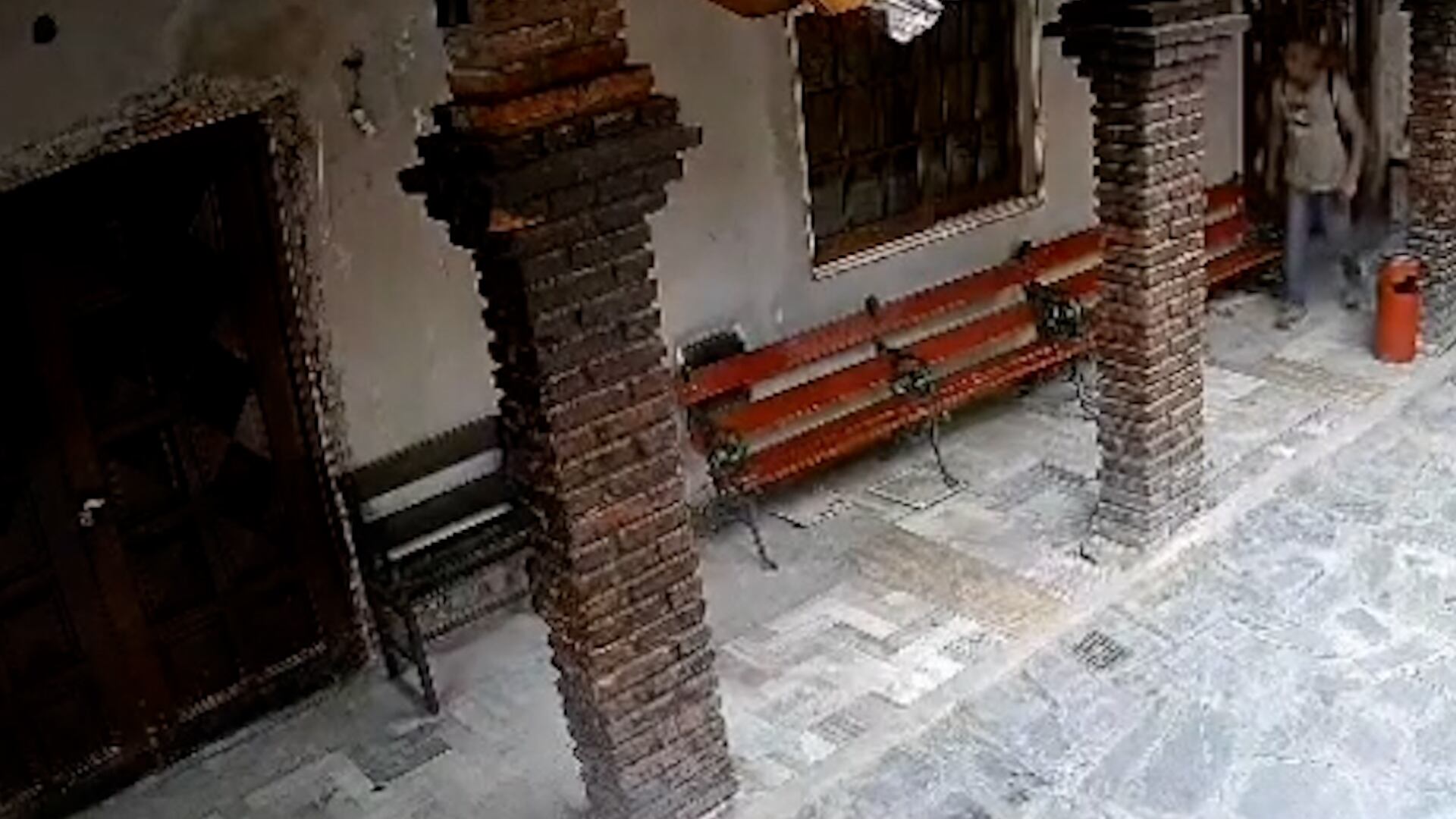 Tras un descuido de los empleados, un delincuente irrumpió por uno de los portones laterales