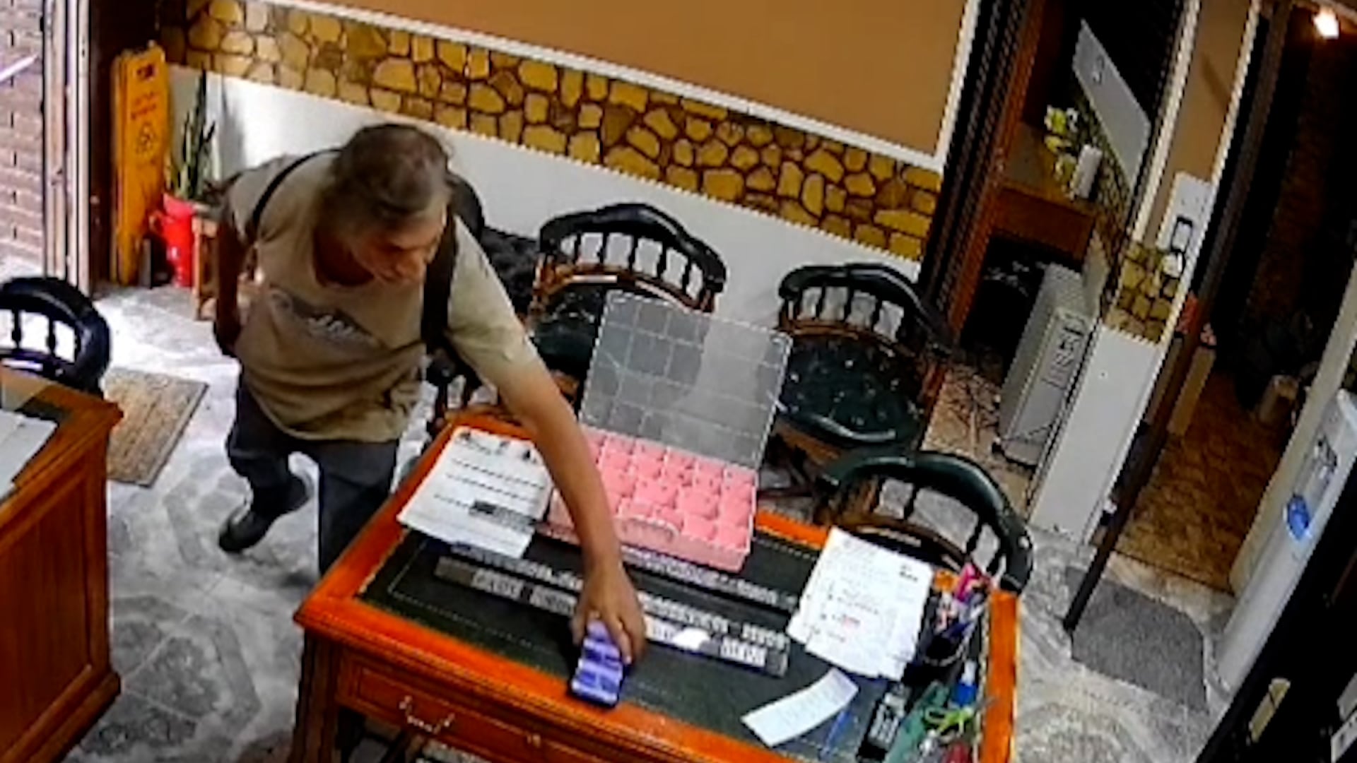 El delincuente en pleno robo. También se llevó el teléfono móvil del dueño, un Samsung A22, seis tazas de café de vidrio y objetos de bronce