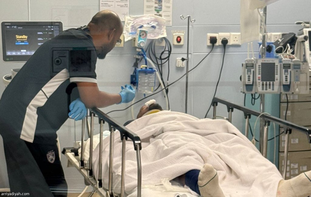 Jairo Da Silva fue trasladado al hospital para realizarse los estudios correspondientes (@ariyadhiah)