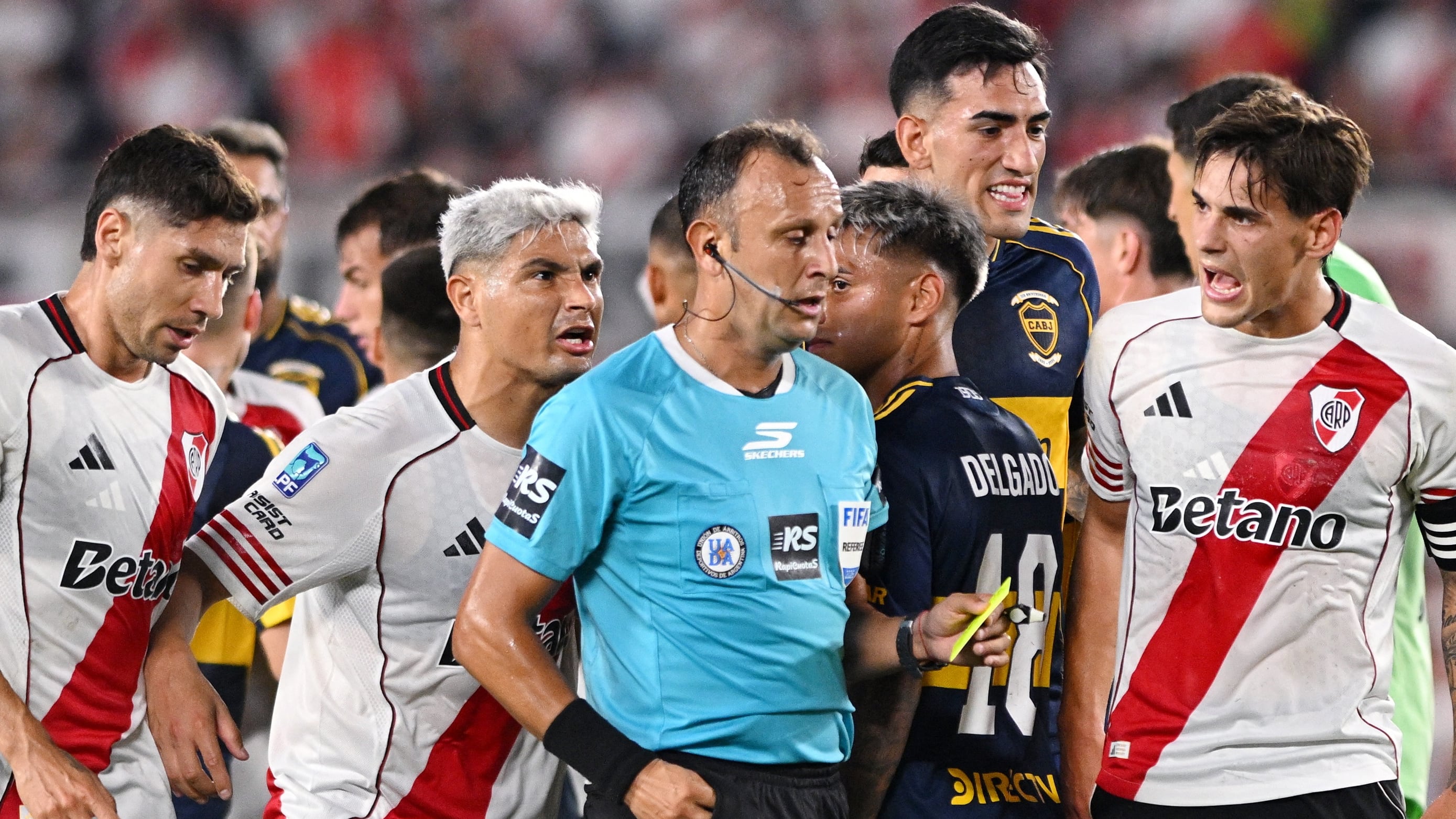 Dario Herrera, rodeado de las protestas de los jugadores de River en el Monumental (REUTERS/Rodrigo Valle)