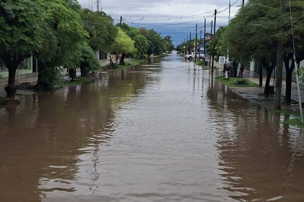 Inundaciones en Santiago del Estero: hay más de 100 familias evacuadas tras un feroz temporal