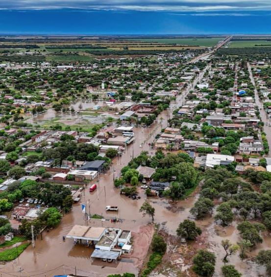 Cayeron 140 milímetros de agua en la zona sur de la provincia. Hay calles anegadas, casas inundadas y familias evacuadas. (fm90.5 Santiago del Estero)