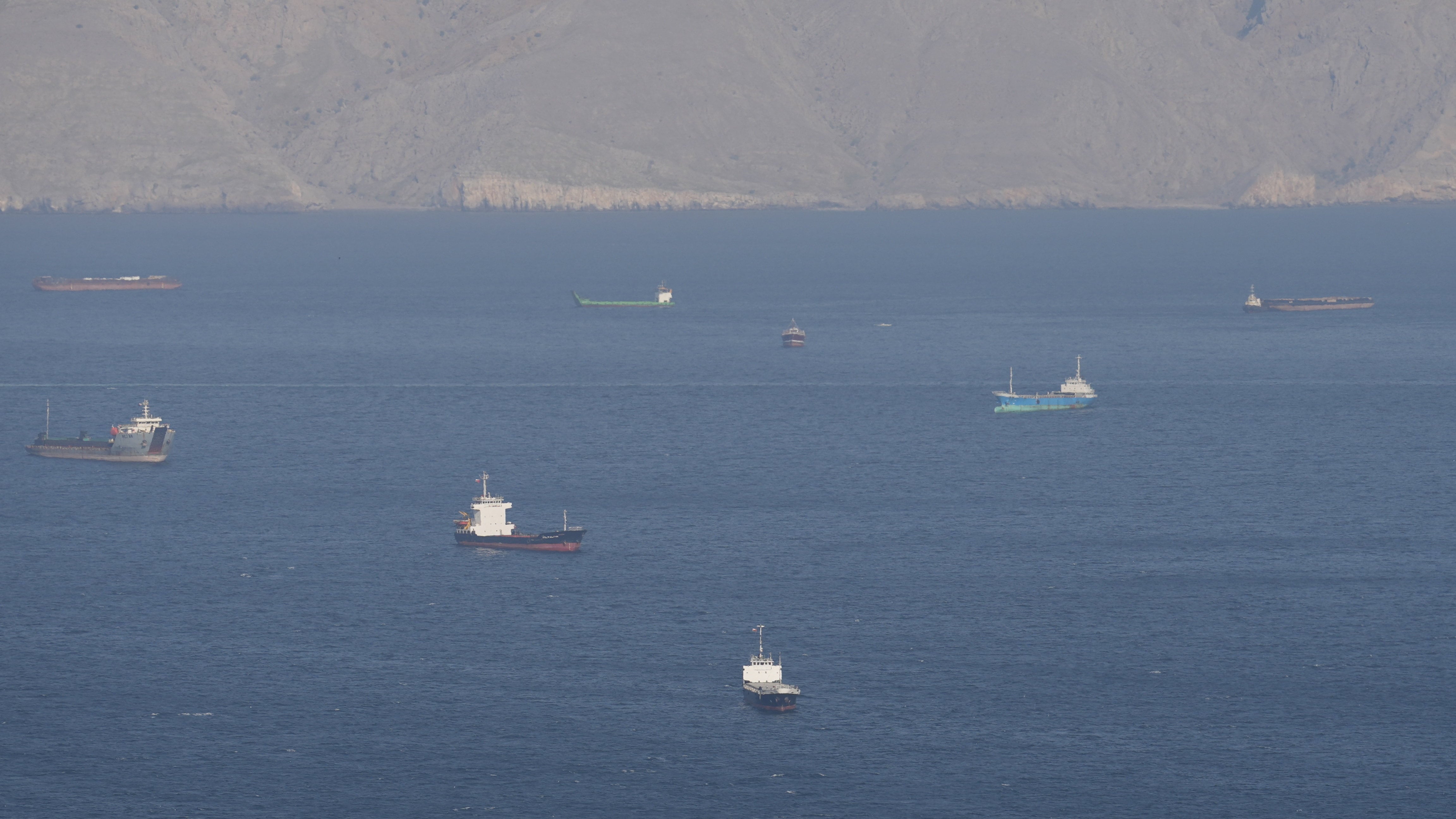 Buques y petroleros en el estrecho de Ormuz, frente a la costa de Musandam, Omán, esperan a pasar tras el nuevo bloqueo iraní (REUTERS)