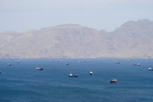 Irán está al borde del colapso petrolero: el régimen se queda sin espacio para almacenar crudo y enfrenta un inminente recorte