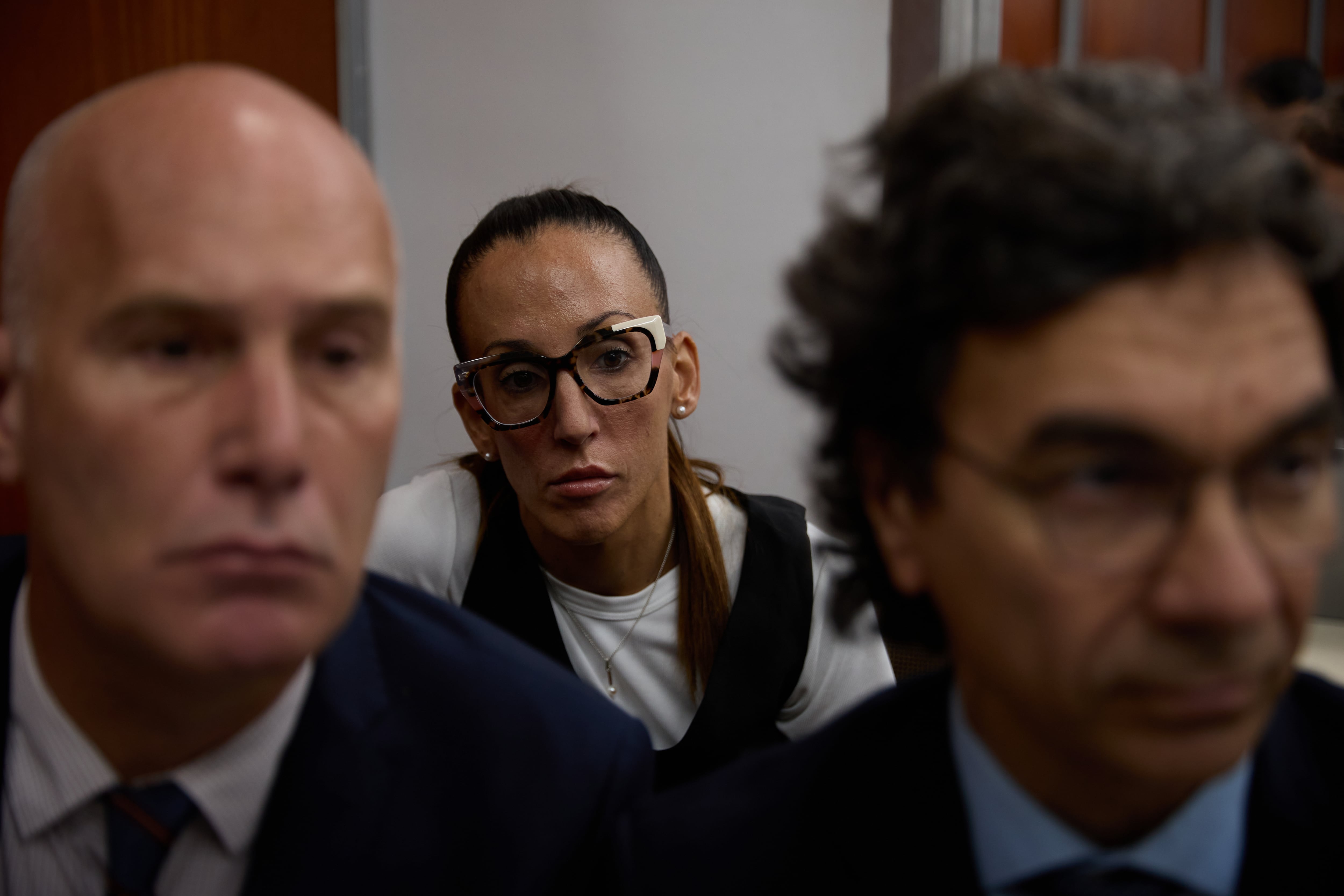 La psiquiatra Agustina Cosachov detrás de sus abogados, una de las apuntadas por Verónica Ojeda