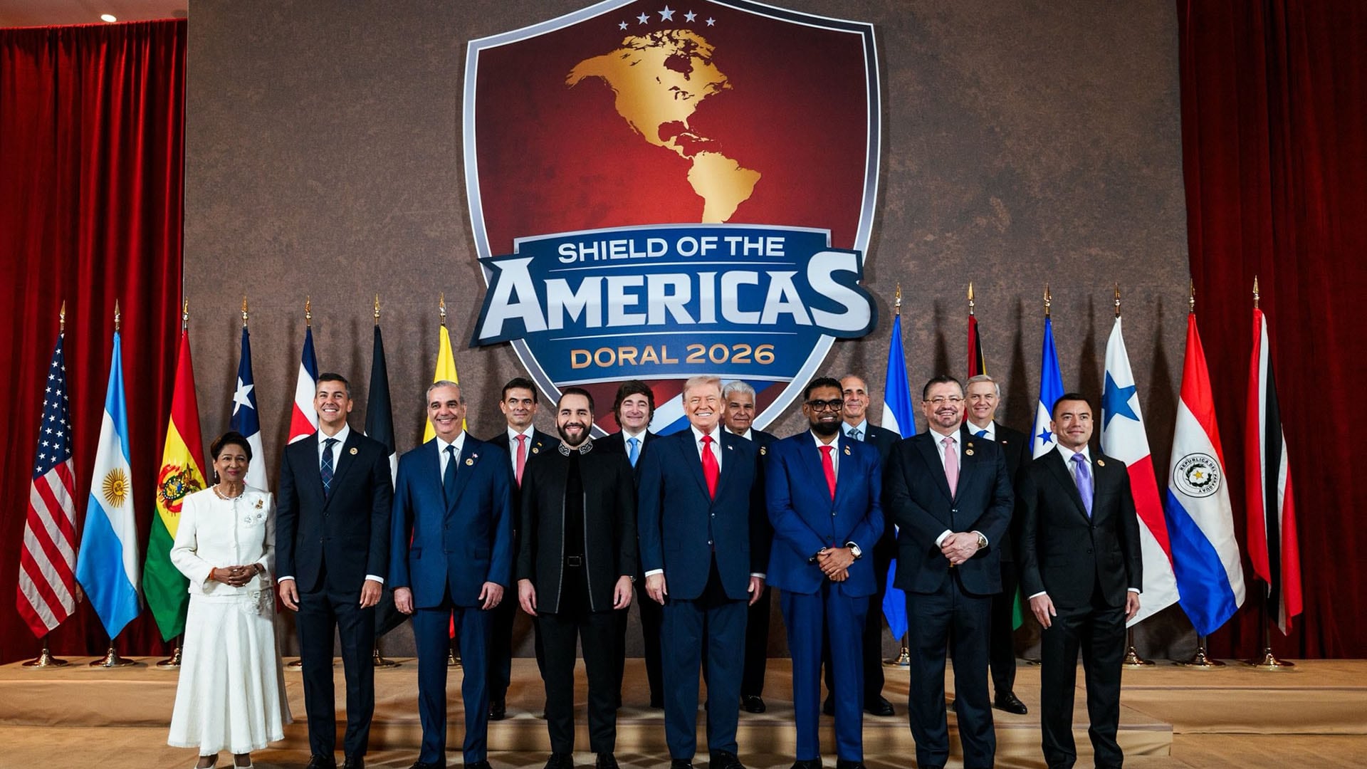 Donald Trump posa junto a presidentes de países de la región durante la cumbre 