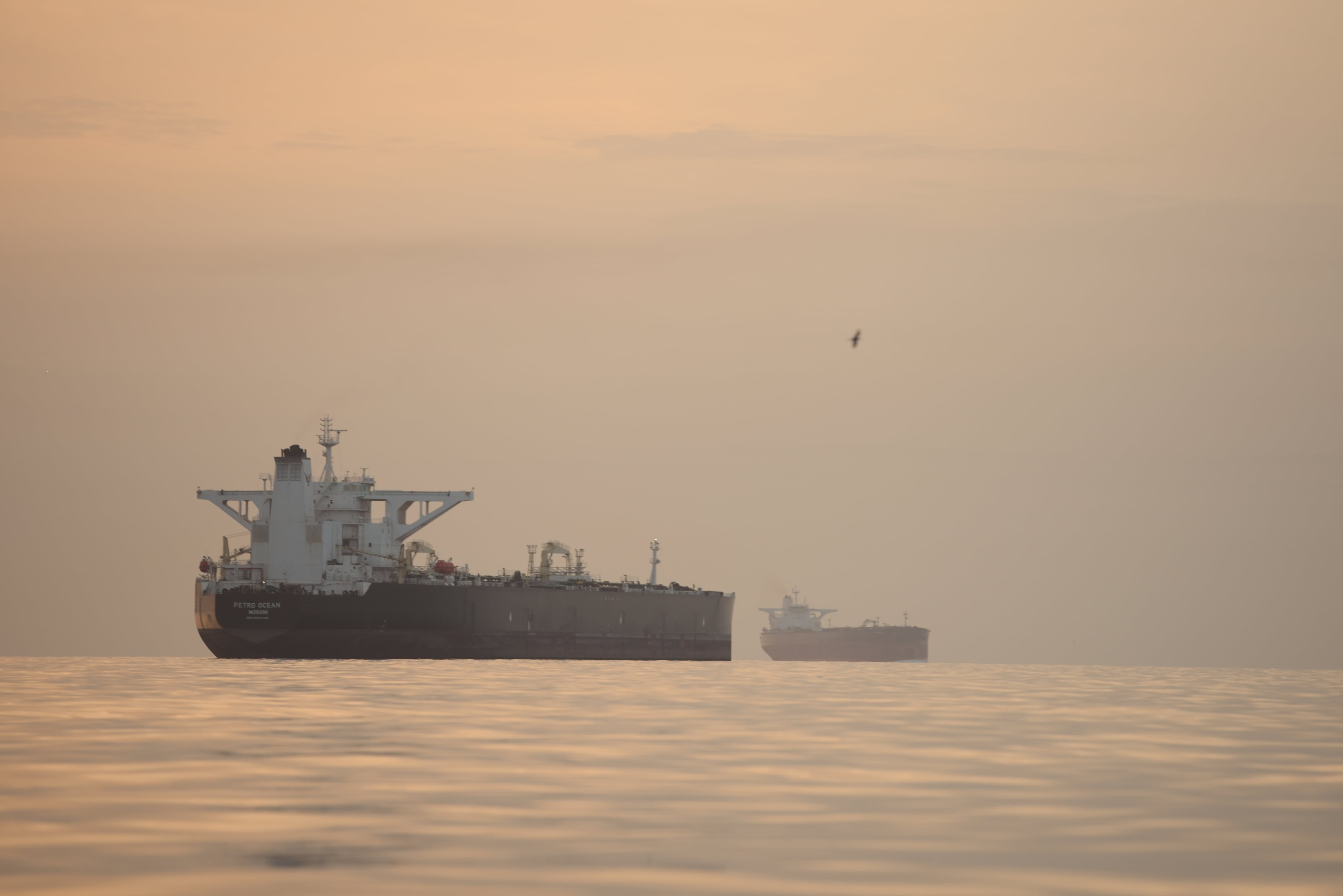 Buques cisterna anclados frente a la isla iraní de Qeshm, en el estrecho de Ormuz, por donde transitaba un quinto del petróleo mundial antes de la guerra. (Foto AP/Asghar Besharati)