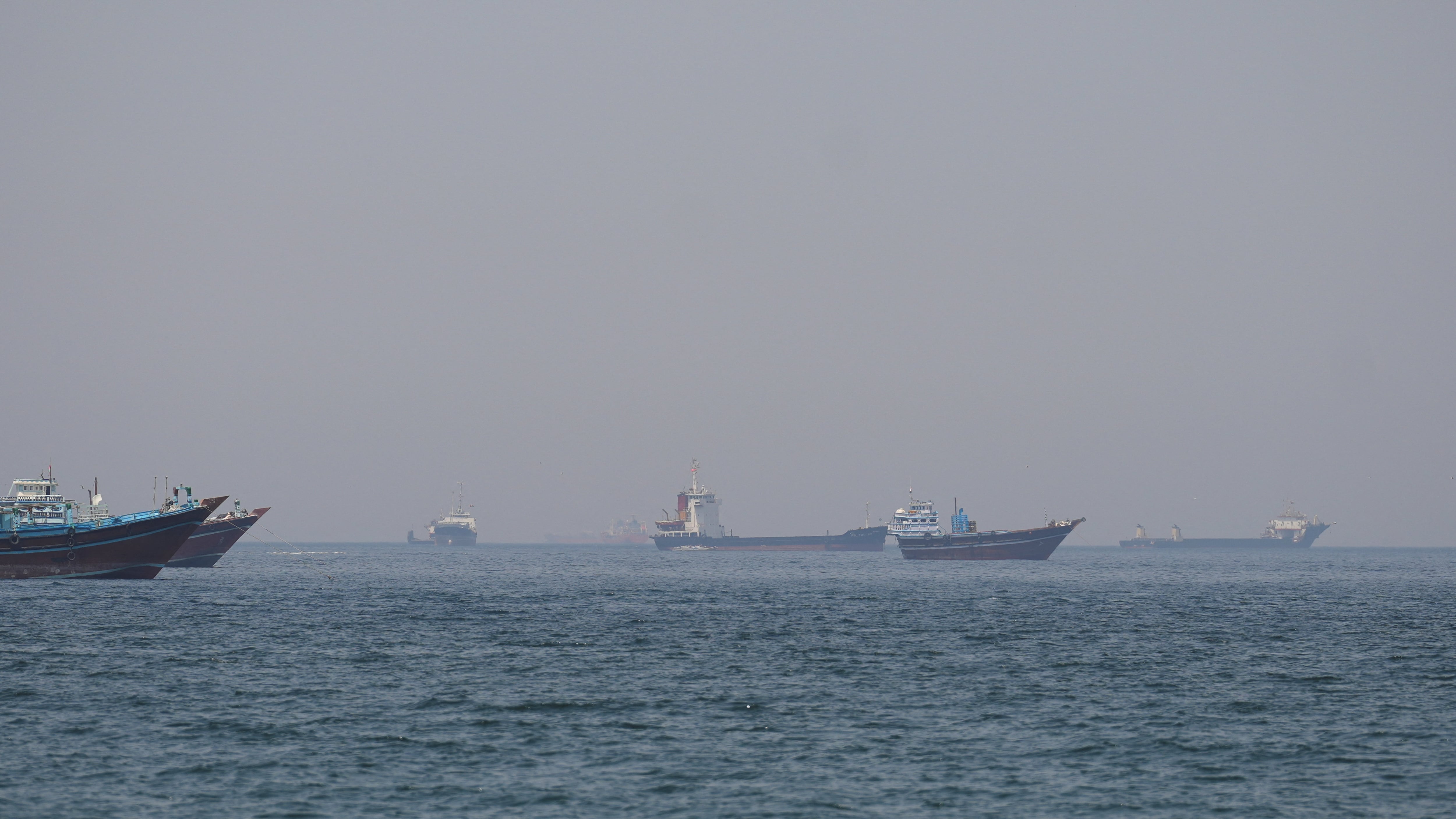 Un buque portacontenedores transita el estrecho de Ormuz, vía por la que circulaba un quinto del petróleo mundial antes de la guerra iniciada el 28 de febrero. (Reuters)