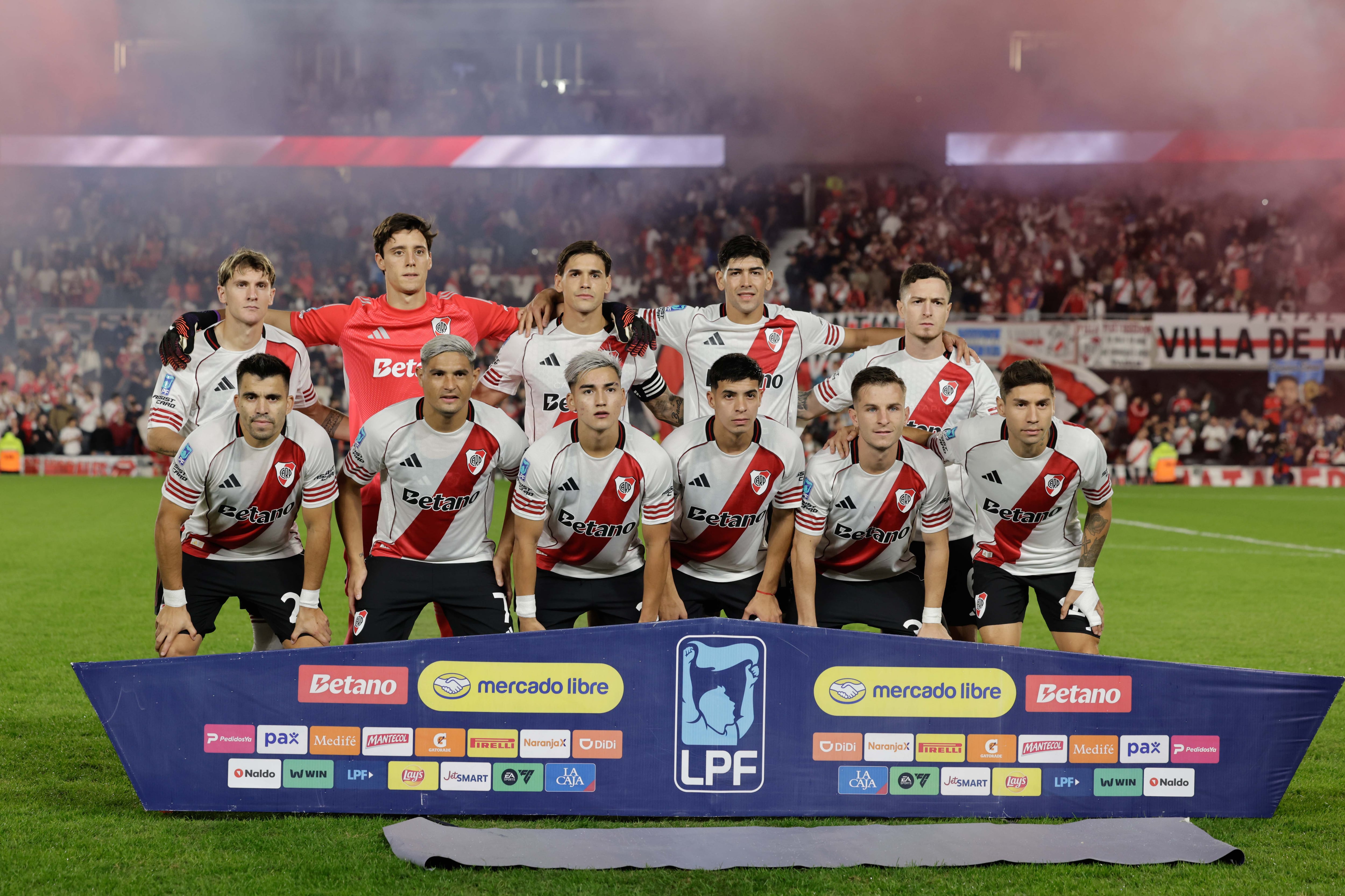 El equipo titular de River Plate antes del partido frente a Aldosivi en el estadio Monumental (Crédito: Fotobaires)