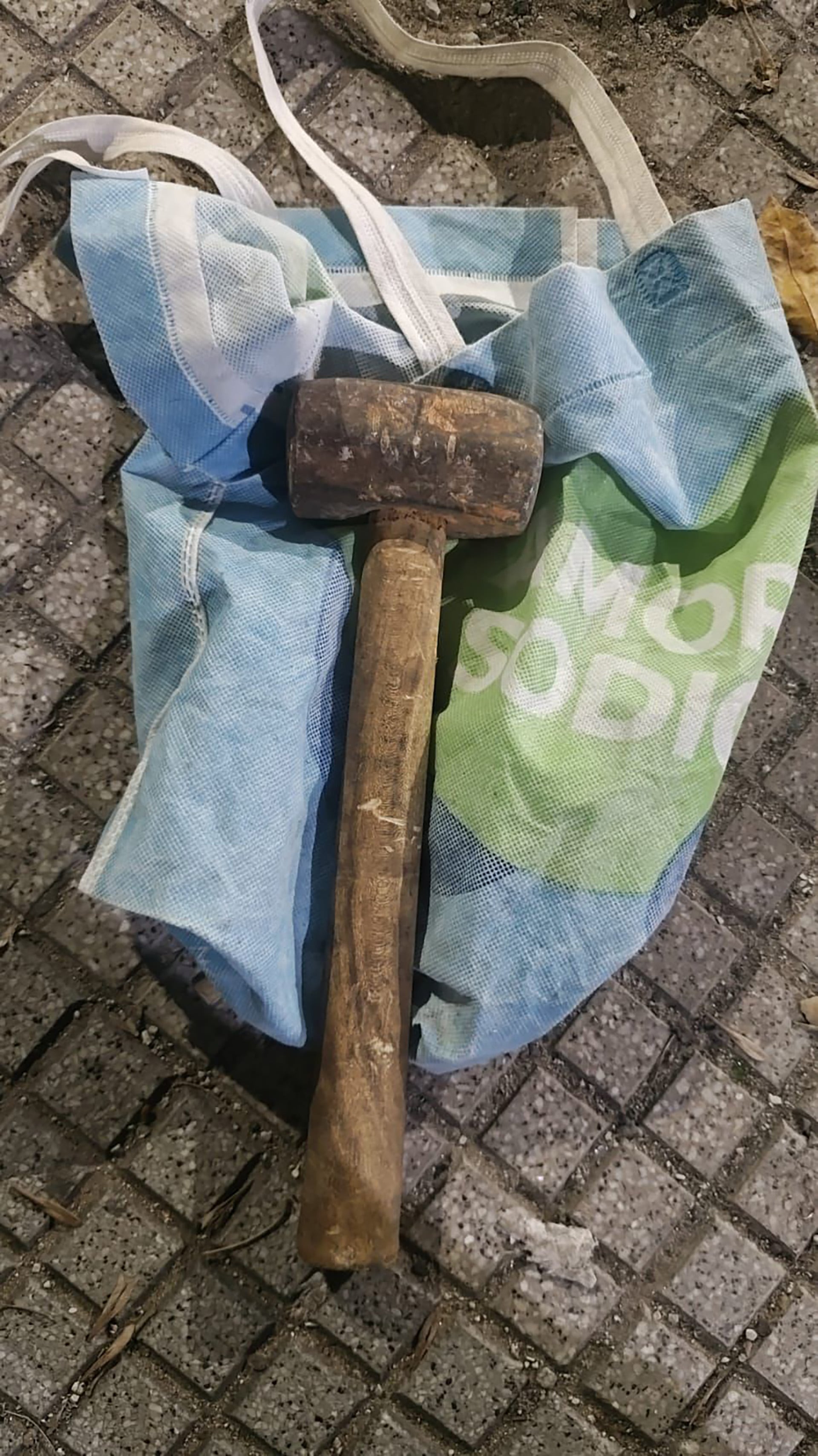 La maza utilizada para realizar el boquete. 