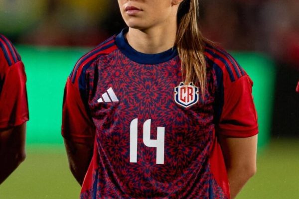 La costarricense Priscila Chinchilla despierta como “colchonera”: doblete de oro y MVP con el Atlético de Madrid