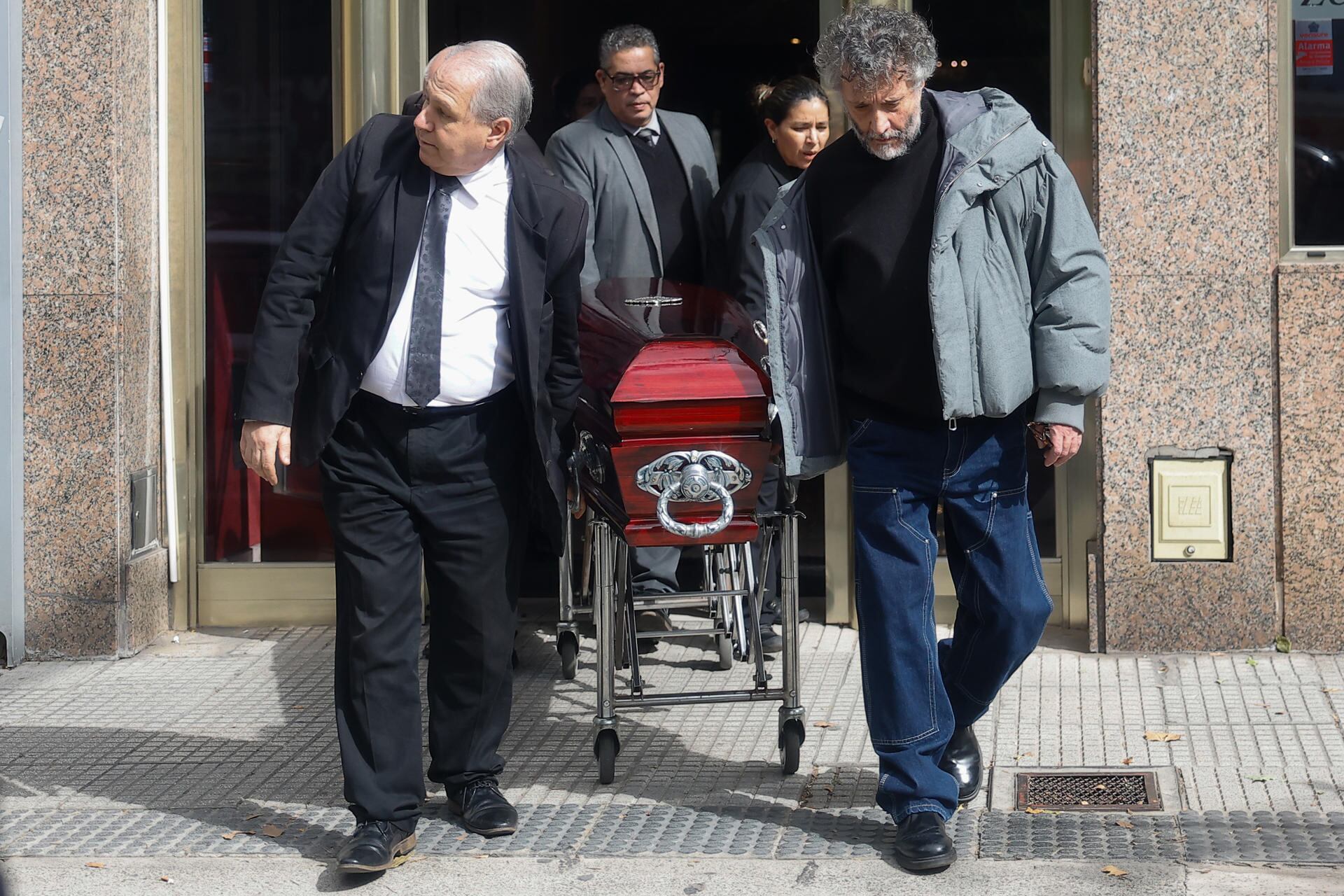 Fito Páez cargó el féretro de Adolfo Aristarain hasta el coche fúnebre (EFE)