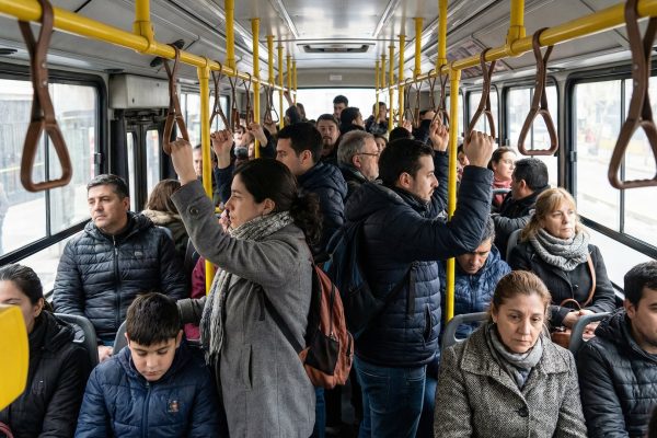 La empresas de colectivos del AMBA amenazan con reducir aún más la frecuencia por el aumento del gasoil